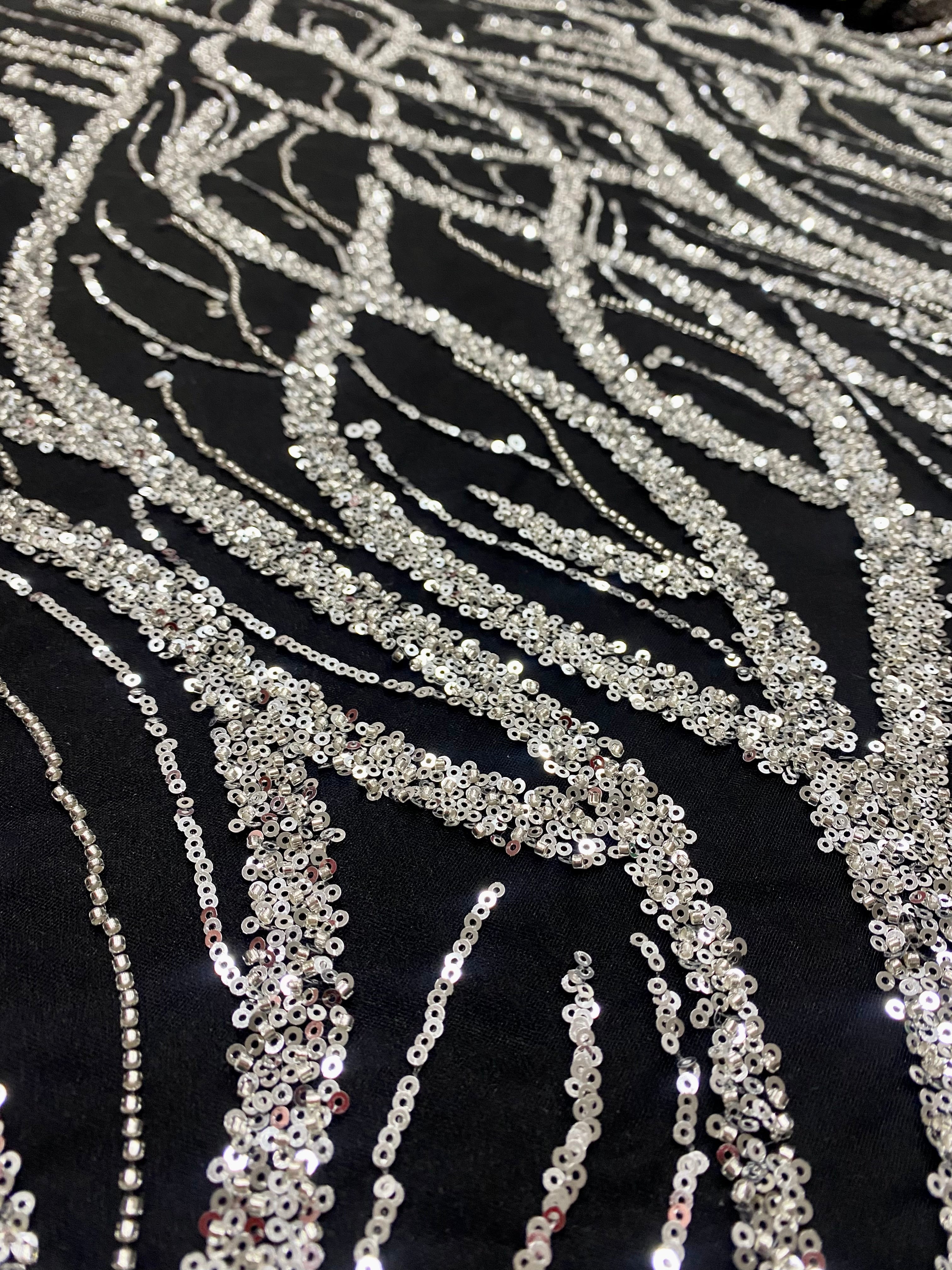 Csipke Couture ezüst tüll fekete alapon, gyöngy- és flitterfüzérekkel