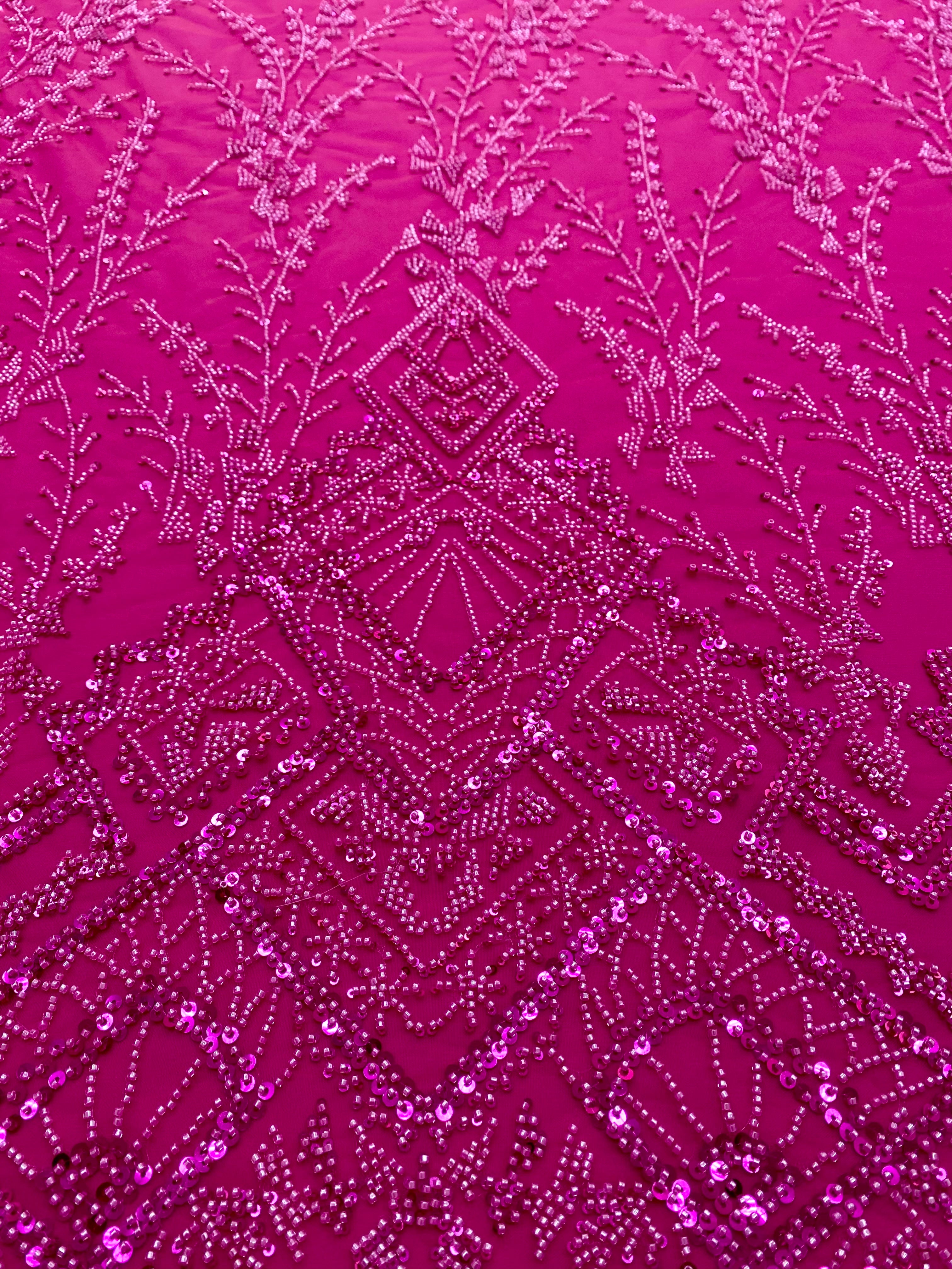 Dantela Couture Fucsia geometriai mintával, gyöngyökkel és flitterekkel