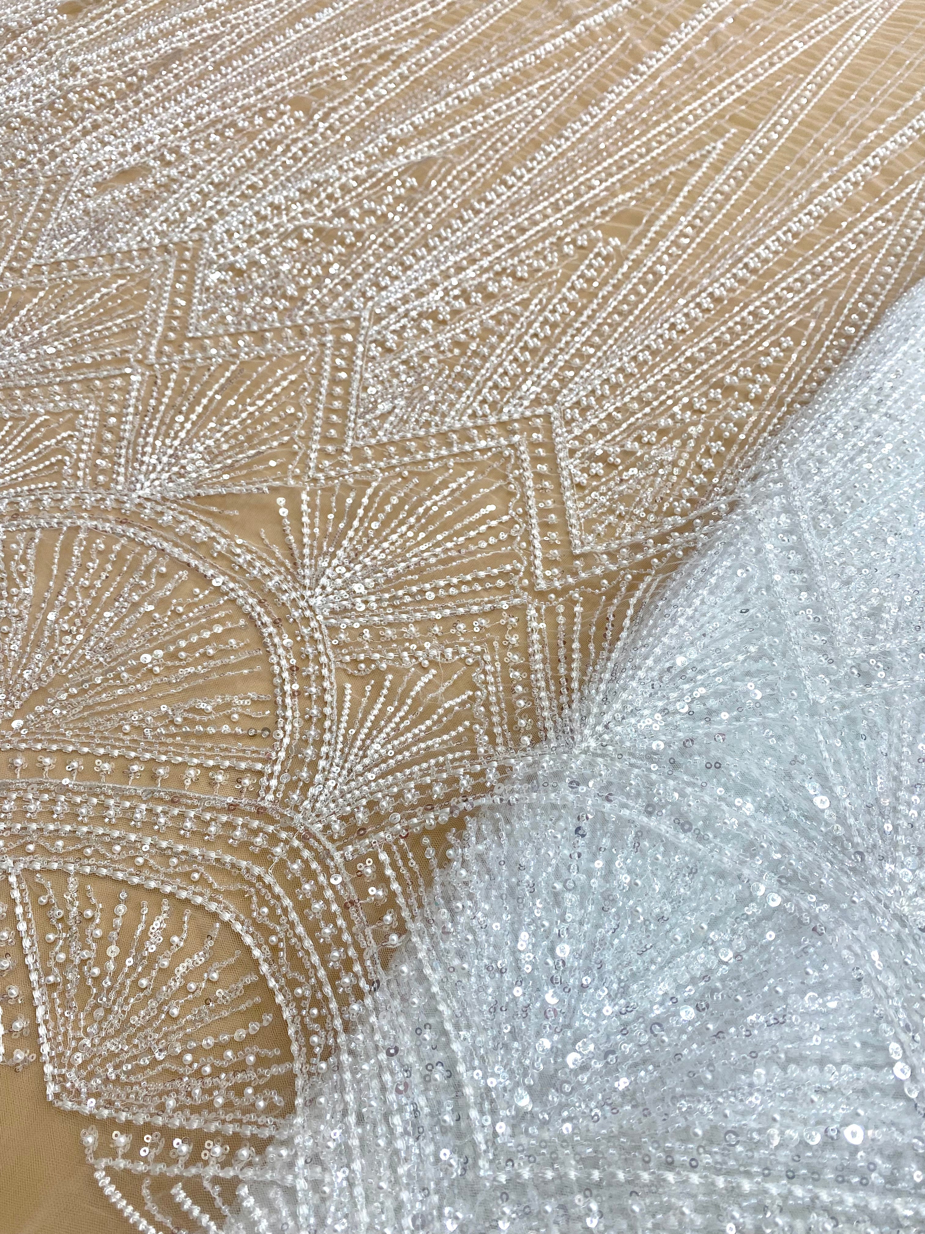 Dantela Couture Diamond geometriai mintával, gyöngyökkel, gyöngyökkel és flitterekkel