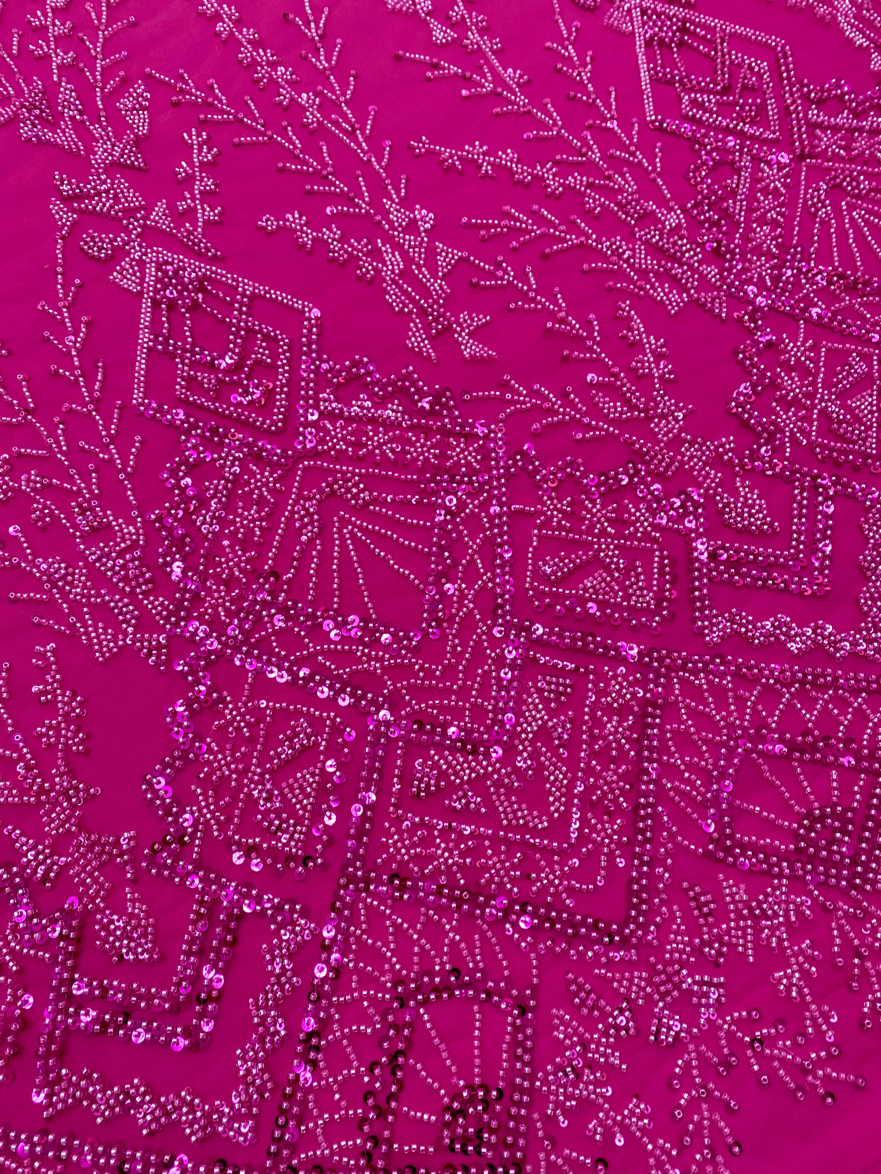 Dantela Couture Fucsia geometriai mintával, gyöngyökkel és flitterekkel