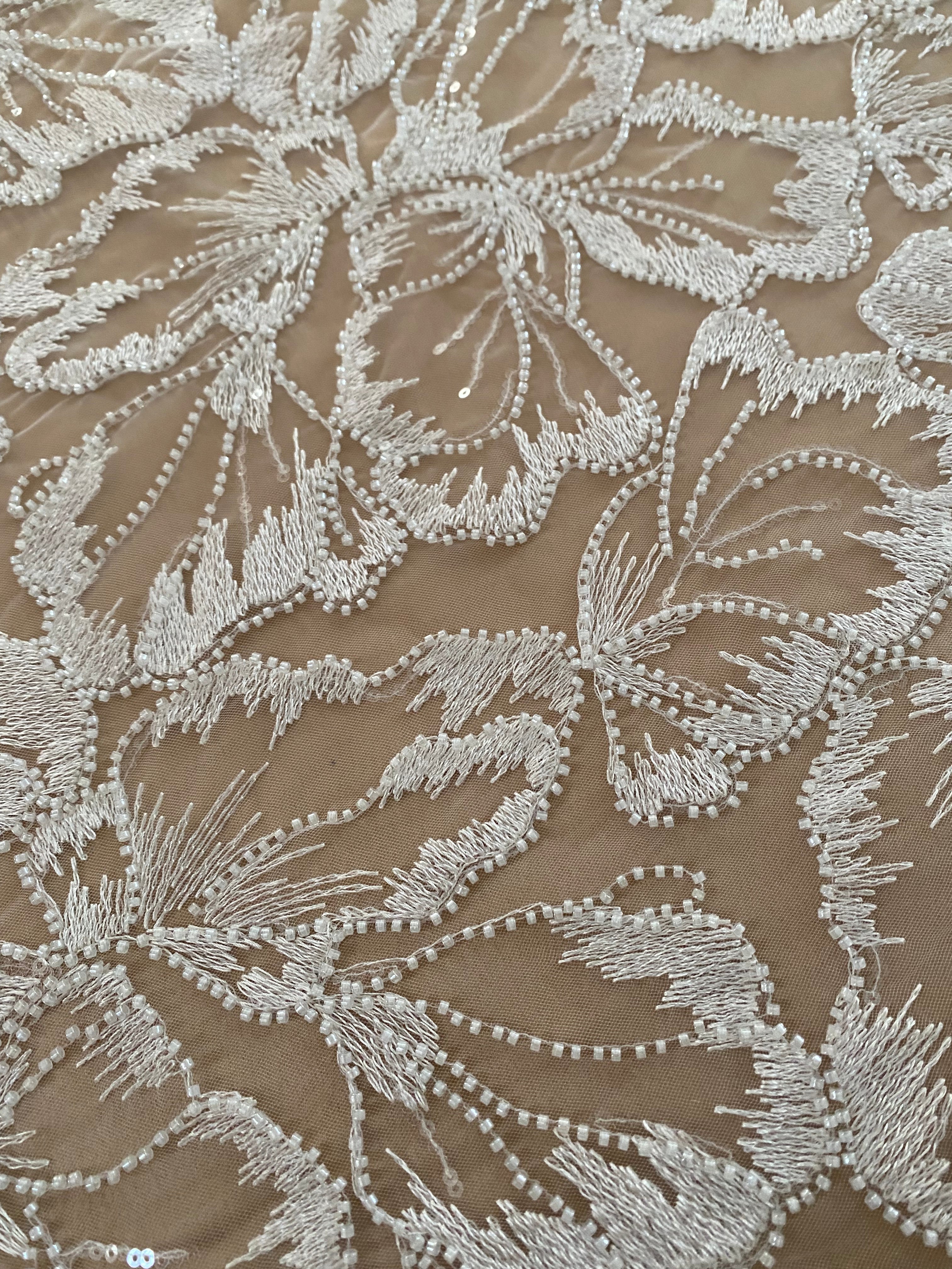 Dantela Couture Ivory virágmintás, gyöngyökkel és flitterekkel
