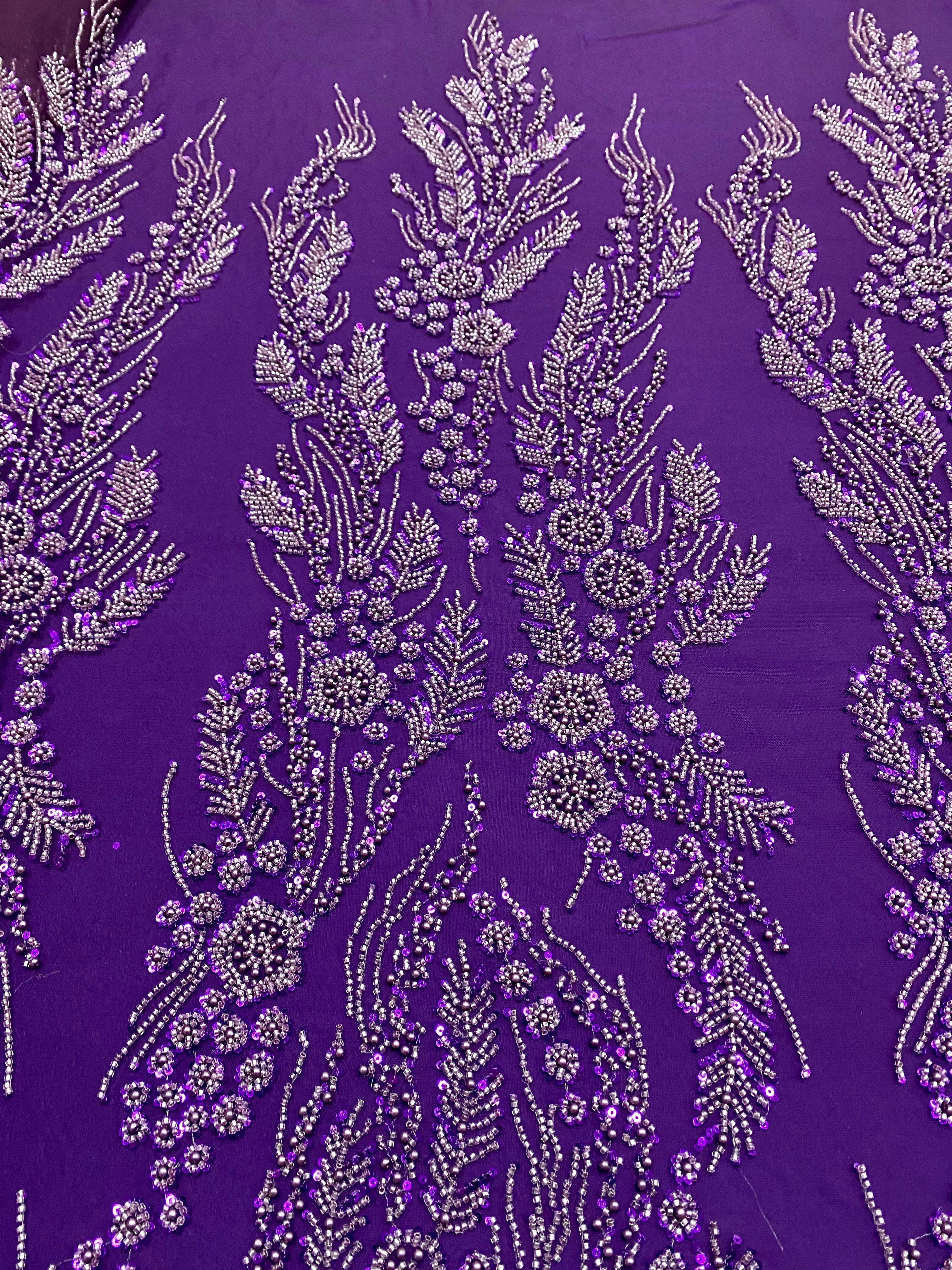 Sötétlila Couture csipke virágmintával, gyöngyökkel, gyöngyöcskékkel és flitterekkel