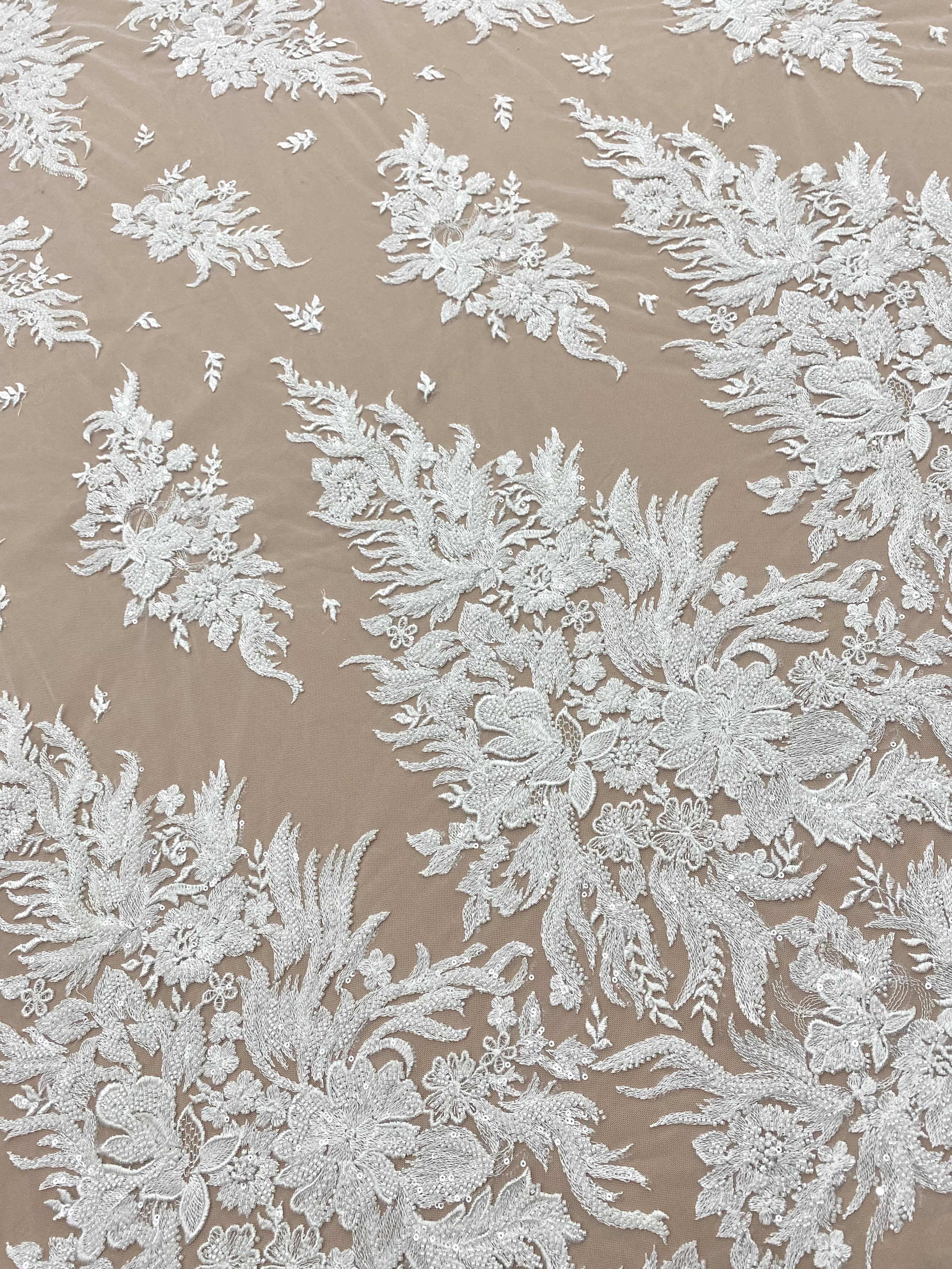 Dantela Couture Ivory virágmintás, gyöngyökkel és flitterekkel