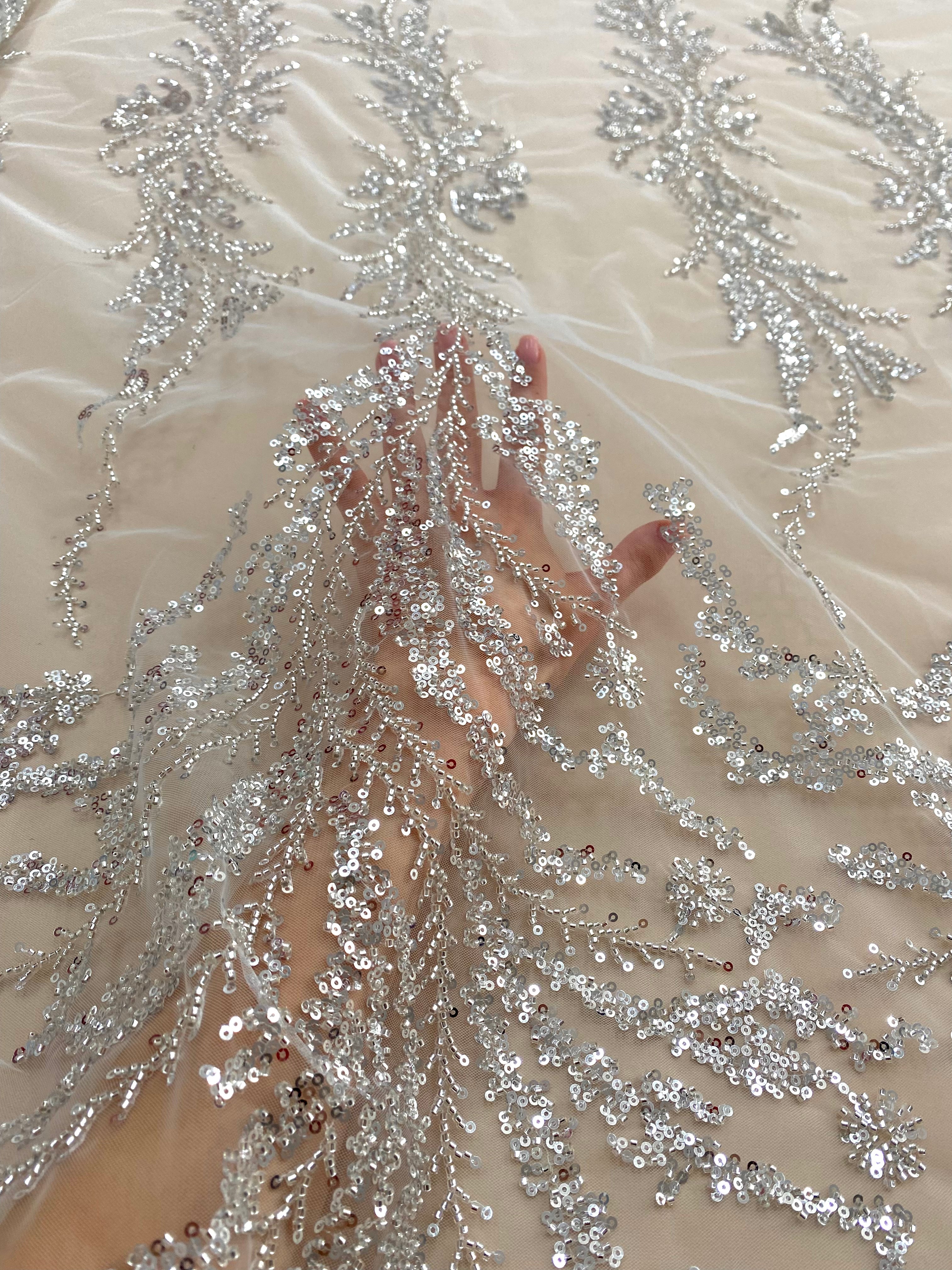 Csipke Couture ezüst tüllön, elefántcsont színben, levelekkel, gyöngyökkel és flitterekkel