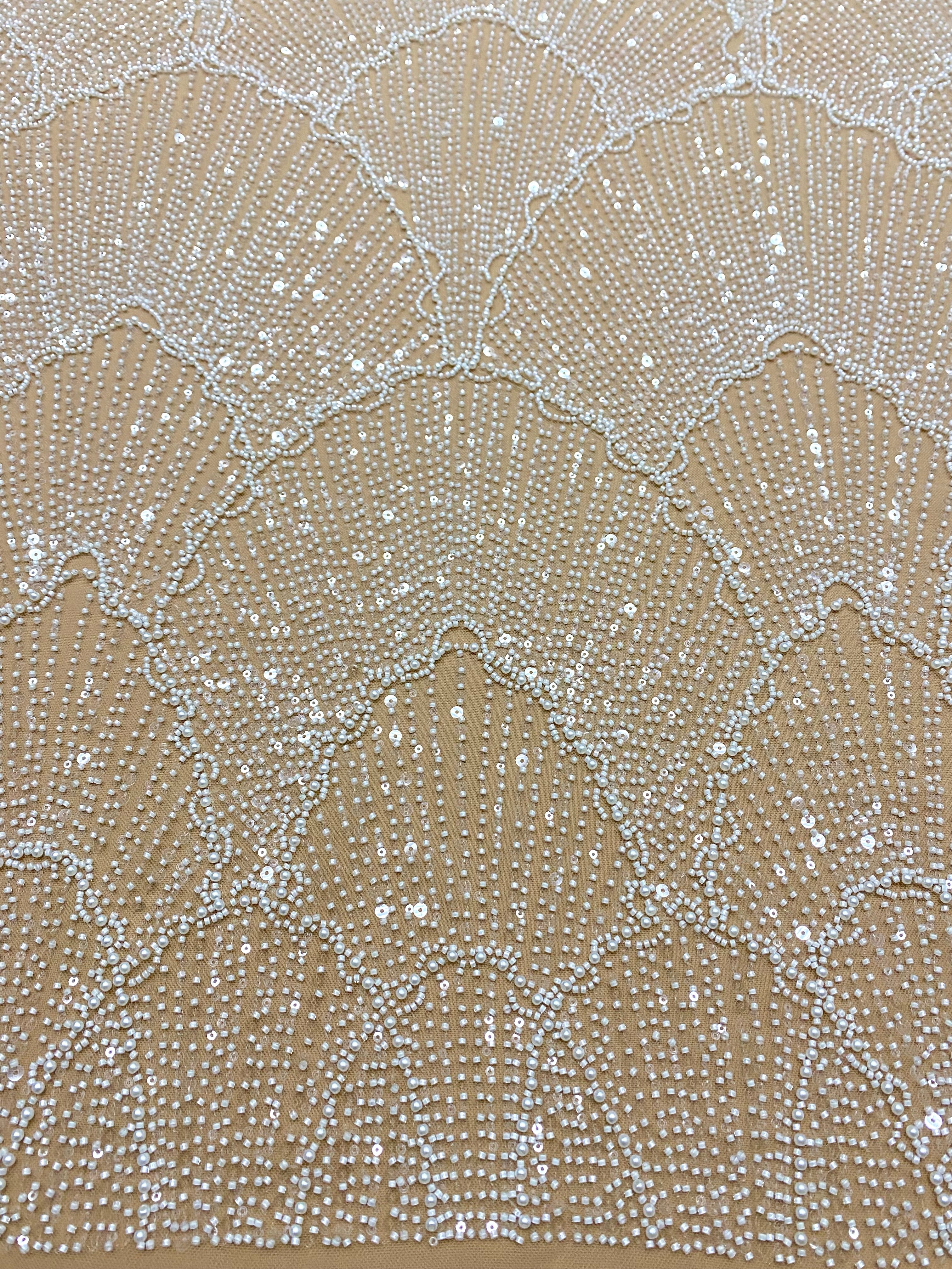 Csipke Couture elefántcsont színű tüllön, nude alapon, geometrikus mintával, gyöngyökkel, gyöngy díszítéssel és flitterekkel