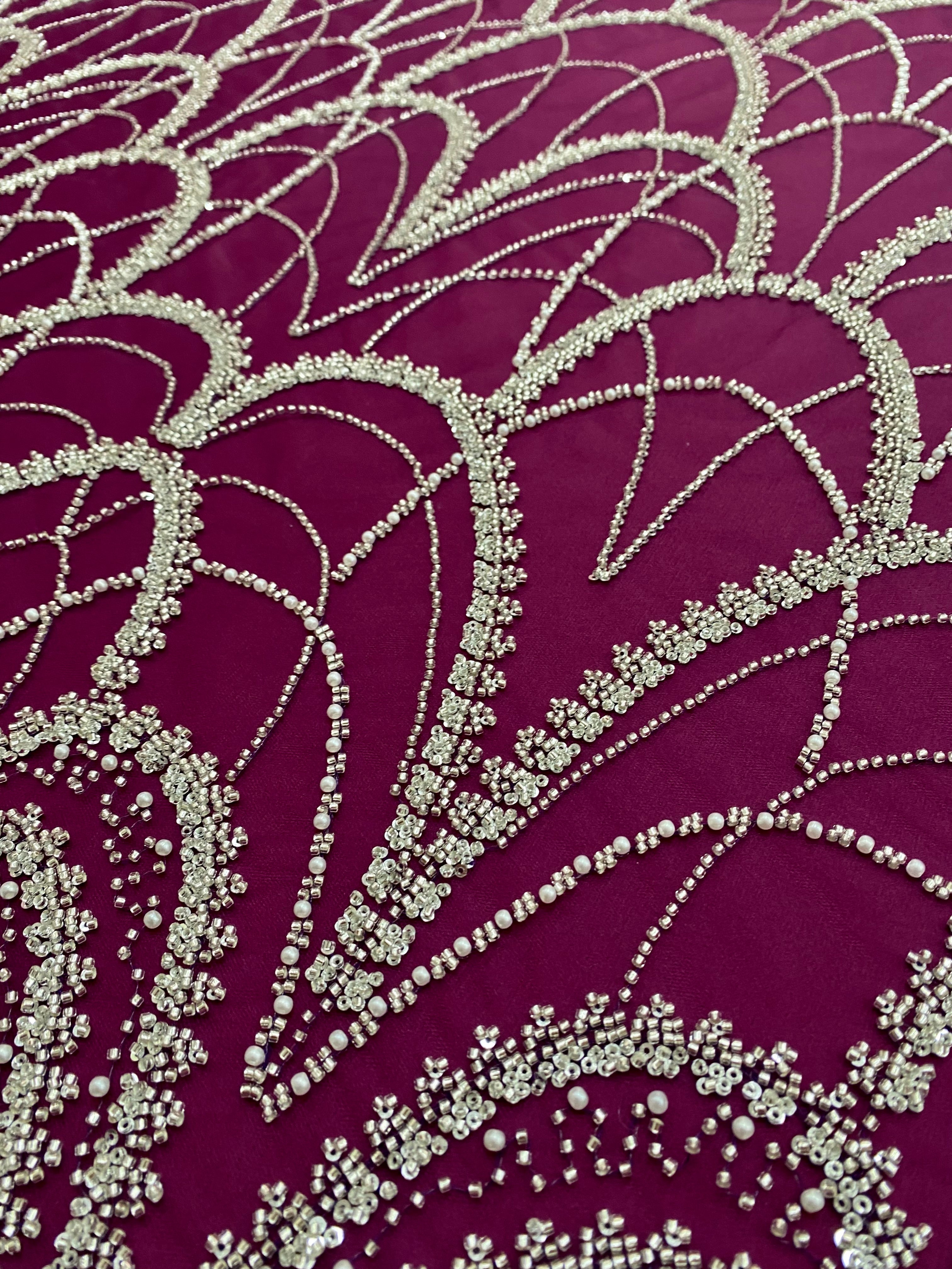 Dantela Couture Argintie pe Tulle Magenta Inchis cu Model Geometric, cu Perle, Margele si Paiete