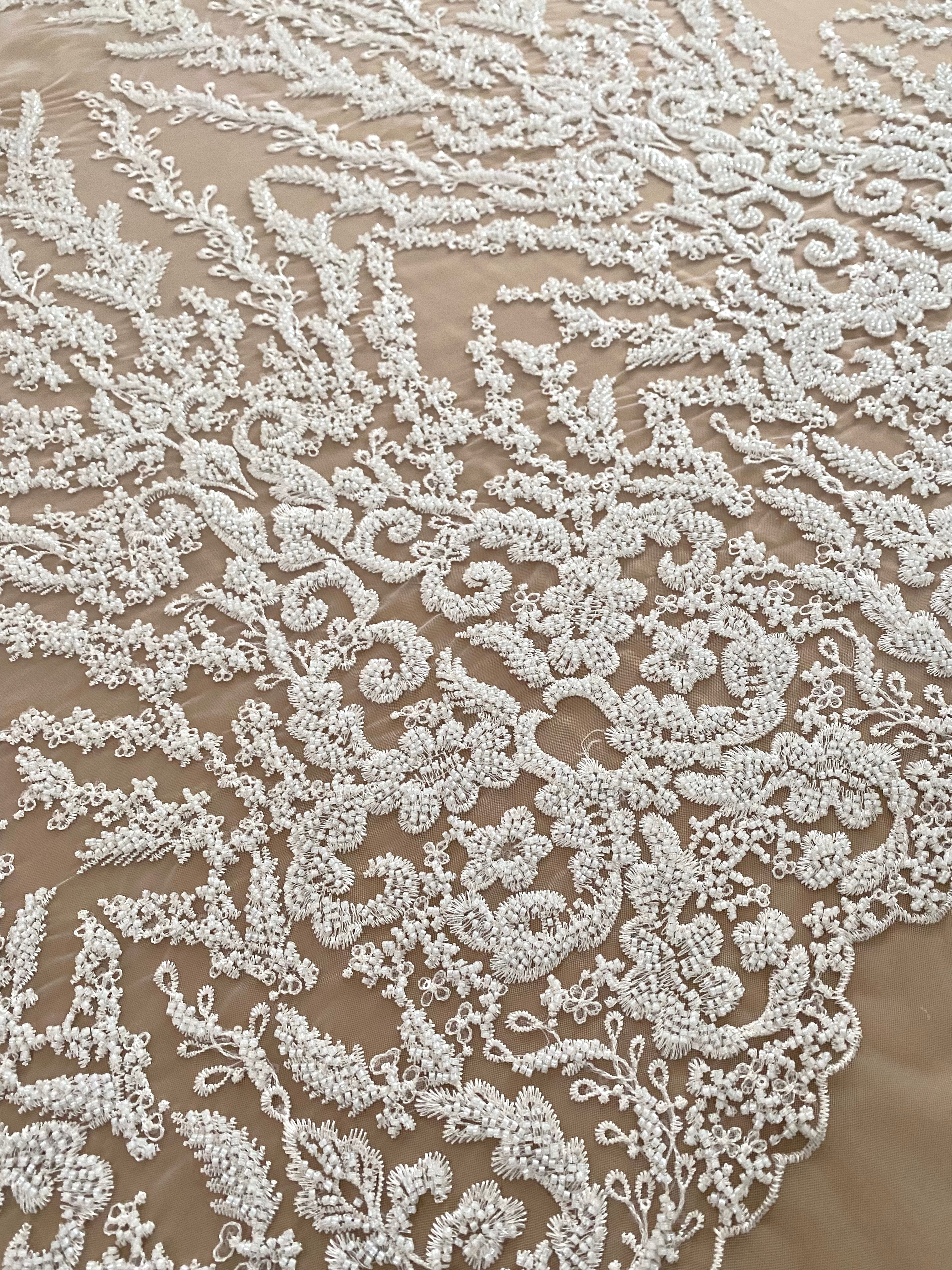 Dantela Couture Ivory geometriai mintával, gyöngyökkel és flitterekkel