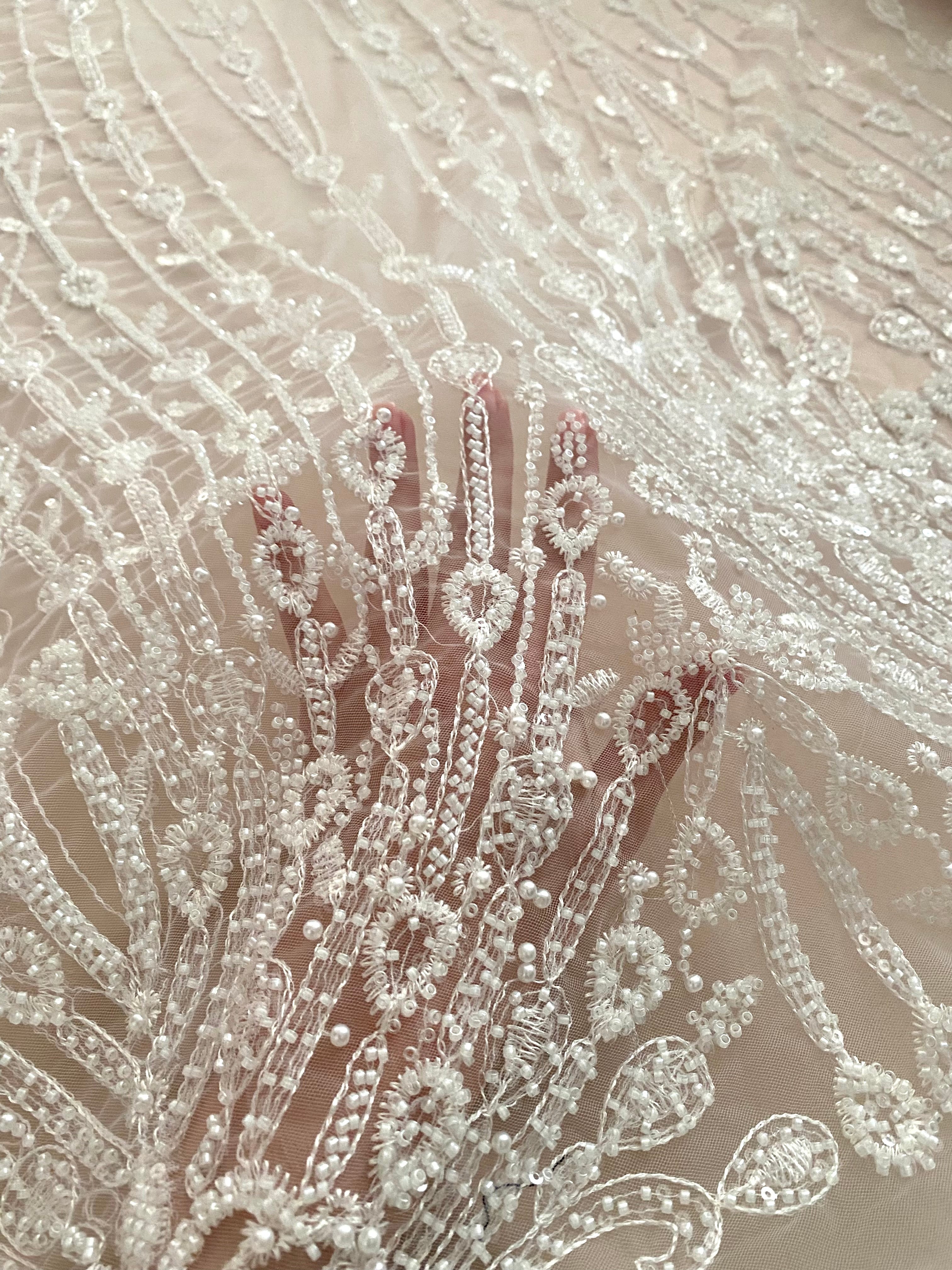 Dantela Couture Ivory geometriai mintával, gyöngyökkel, gyöngyöcskékkel és flitterekkel