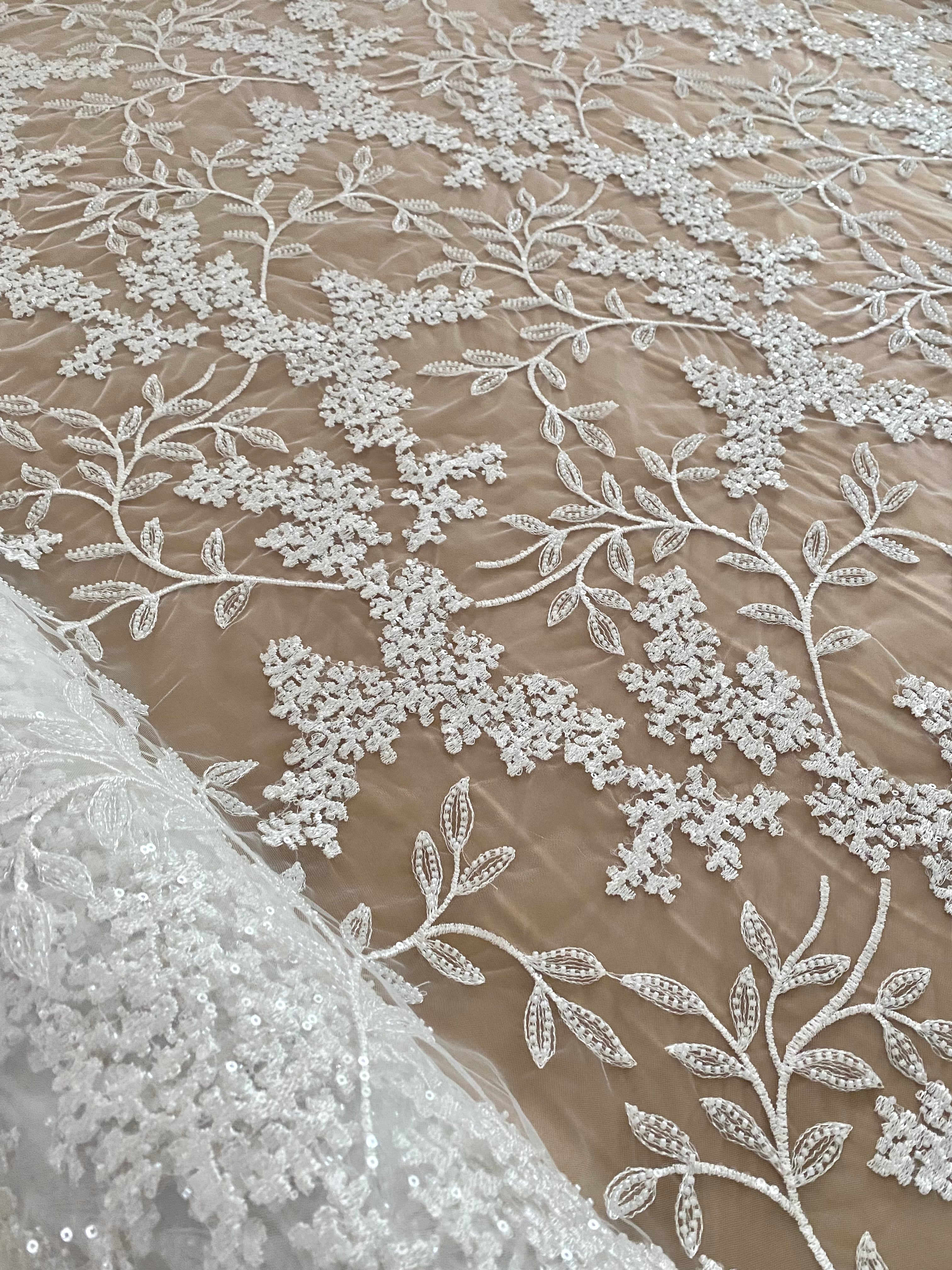 Dantela Couture Ivory virágmintás, gyöngyökkel és flitterekkel
