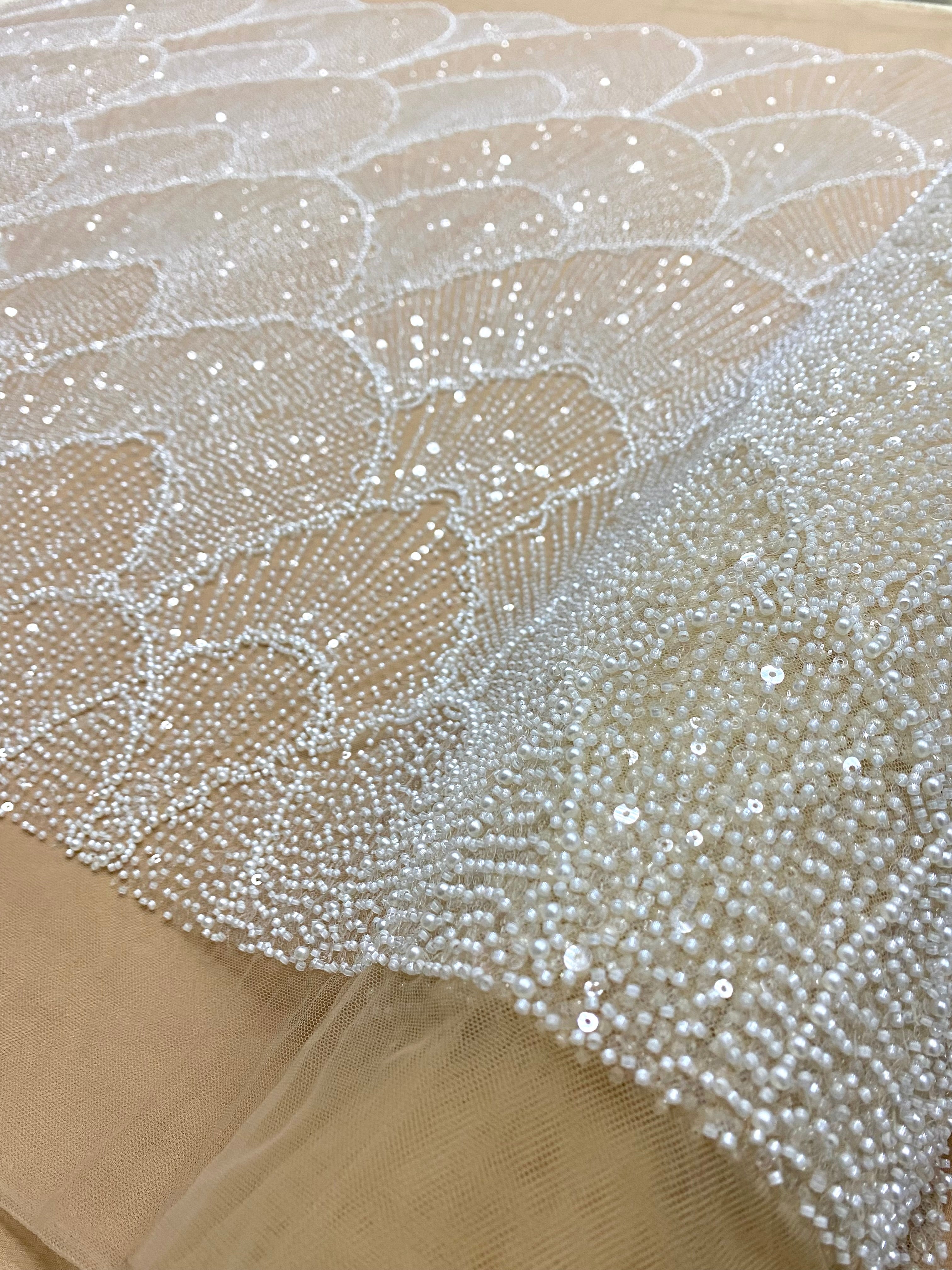 Csipke Couture elefántcsont színű tüllön, nude alapon, geometrikus mintával, gyöngyökkel, gyöngy díszítéssel és flitterekkel