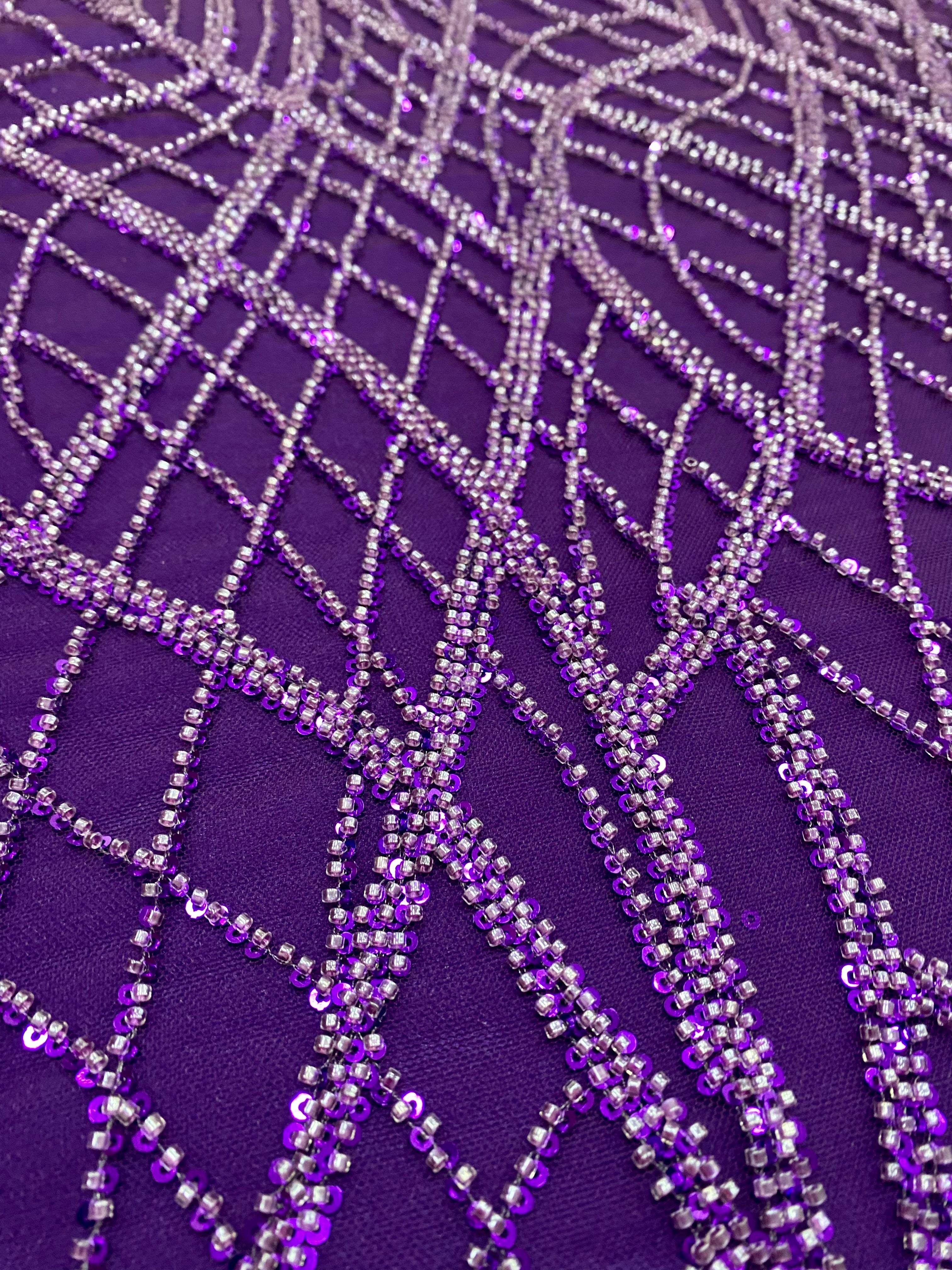 Sötétlila Couture csipke lineáris mintával, gyöngyökkel és flitterekkel