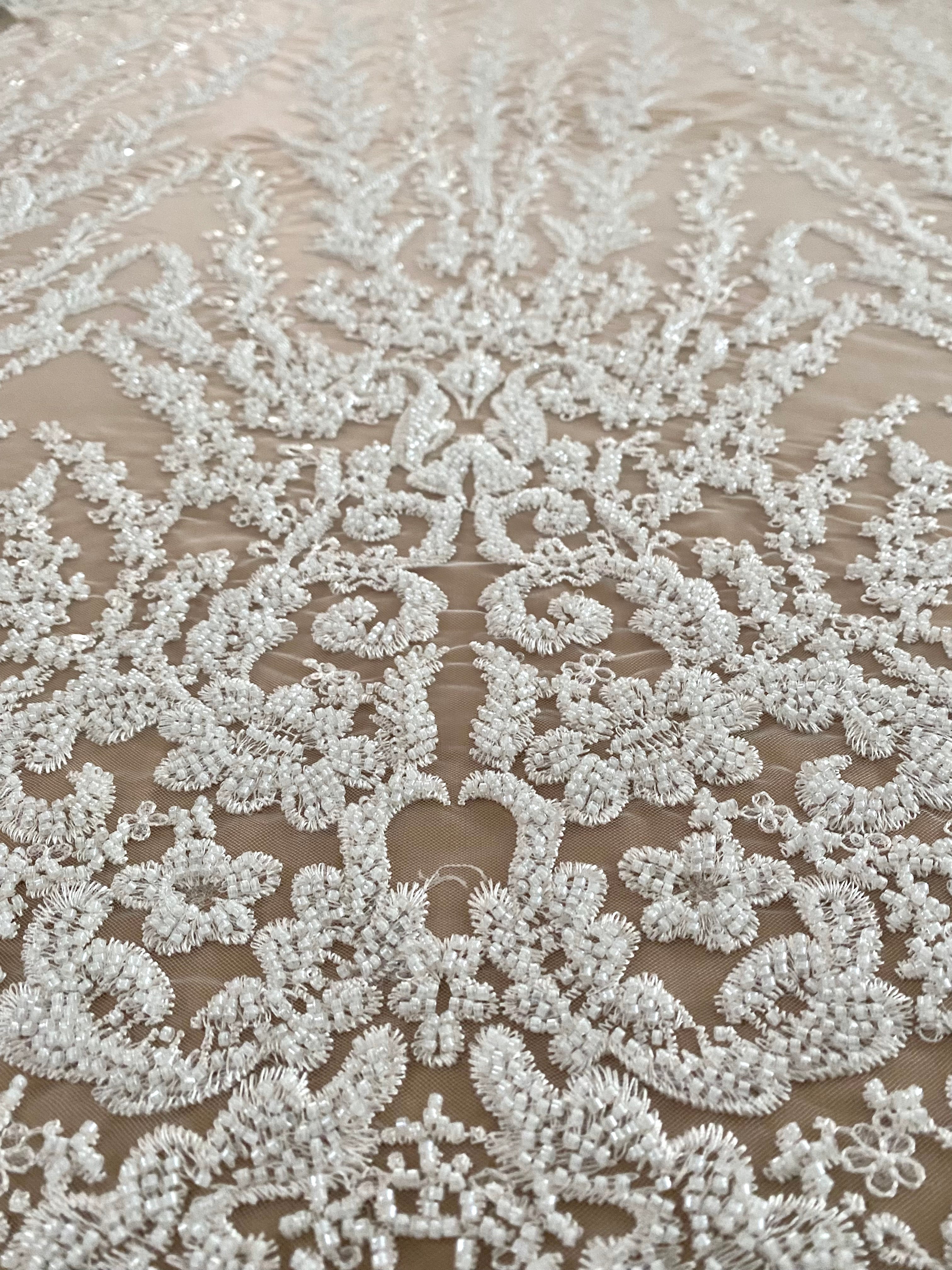Dantela Couture Ivory geometriai mintával, gyöngyökkel és flitterekkel