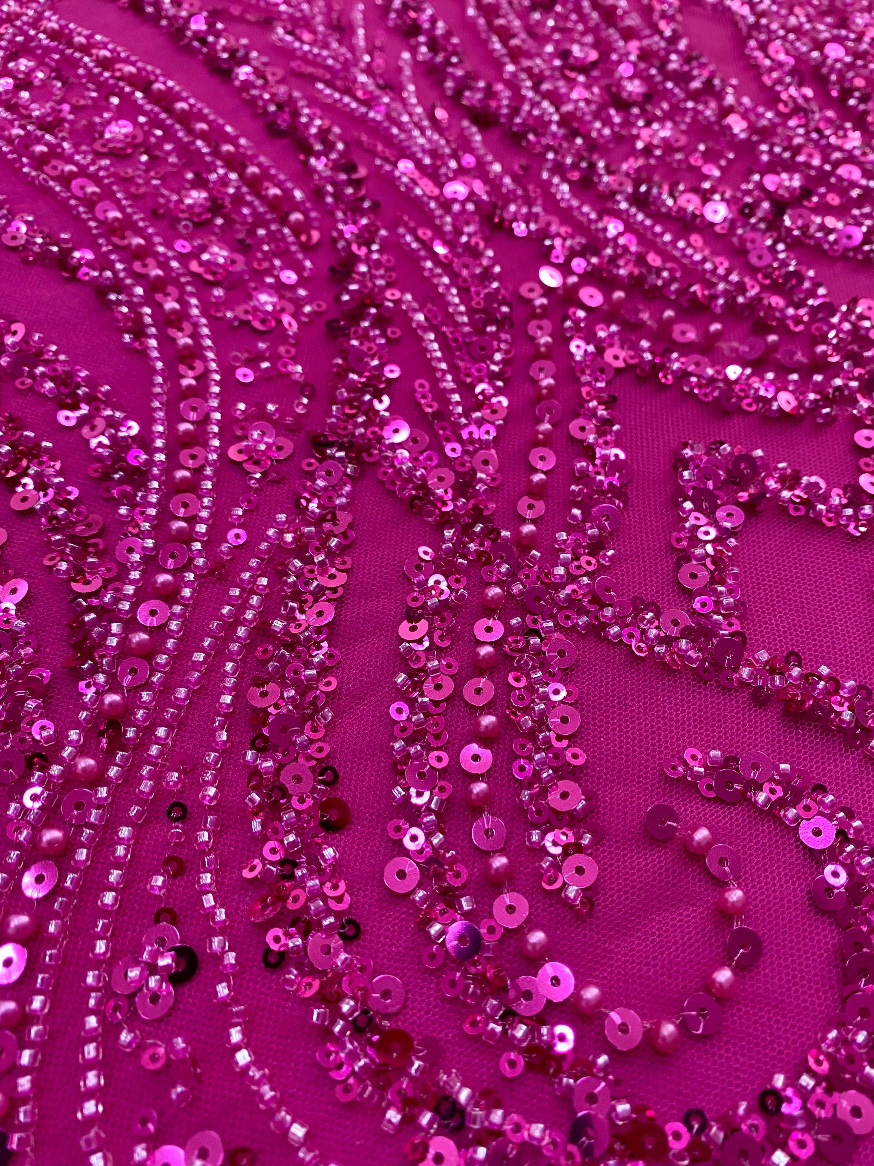Dantela Couture Fucsia geometriai mintával, gyöngyökkel, gyöngyöcskékkel és flitterekkel
