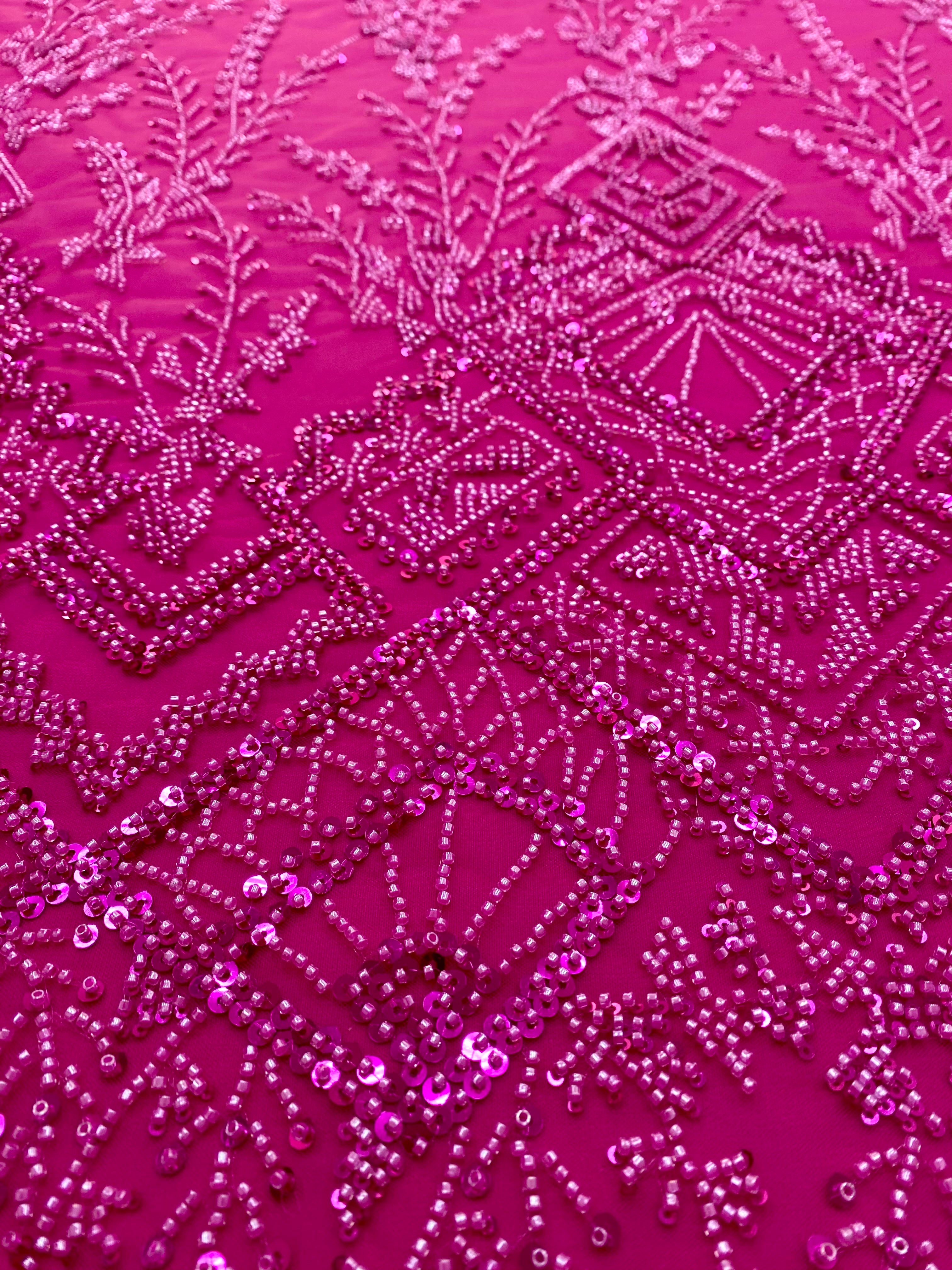 Dantela Couture Fucsia geometriai mintával, gyöngyökkel és flitterekkel