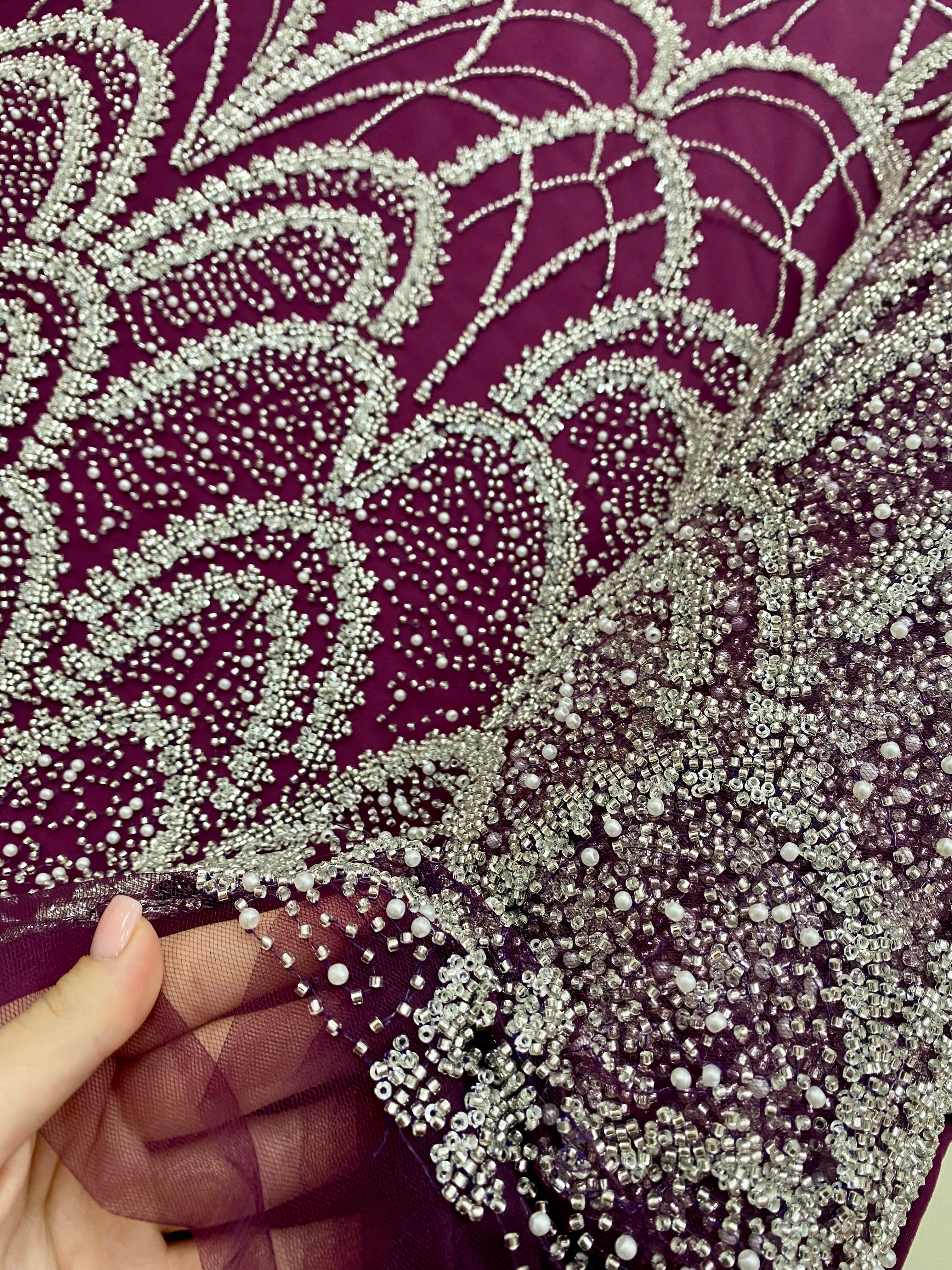 Dantela Couture Argintie pe Tulle Magenta Inchis cu Model Geometric, cu Perle, Margele si Paiete