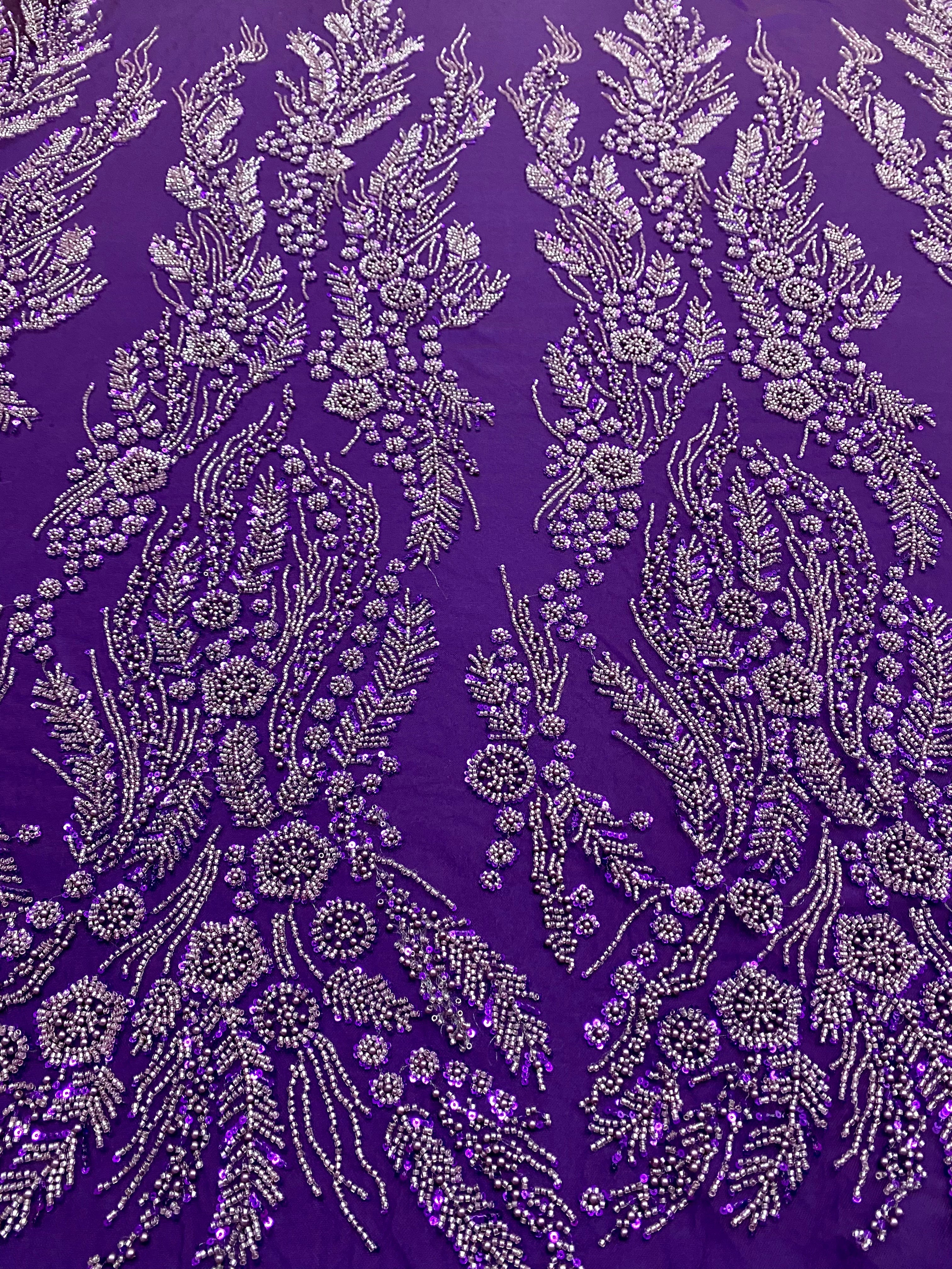 Sötétlila Couture csipke virágmintával, gyöngyökkel, gyöngyöcskékkel és flitterekkel