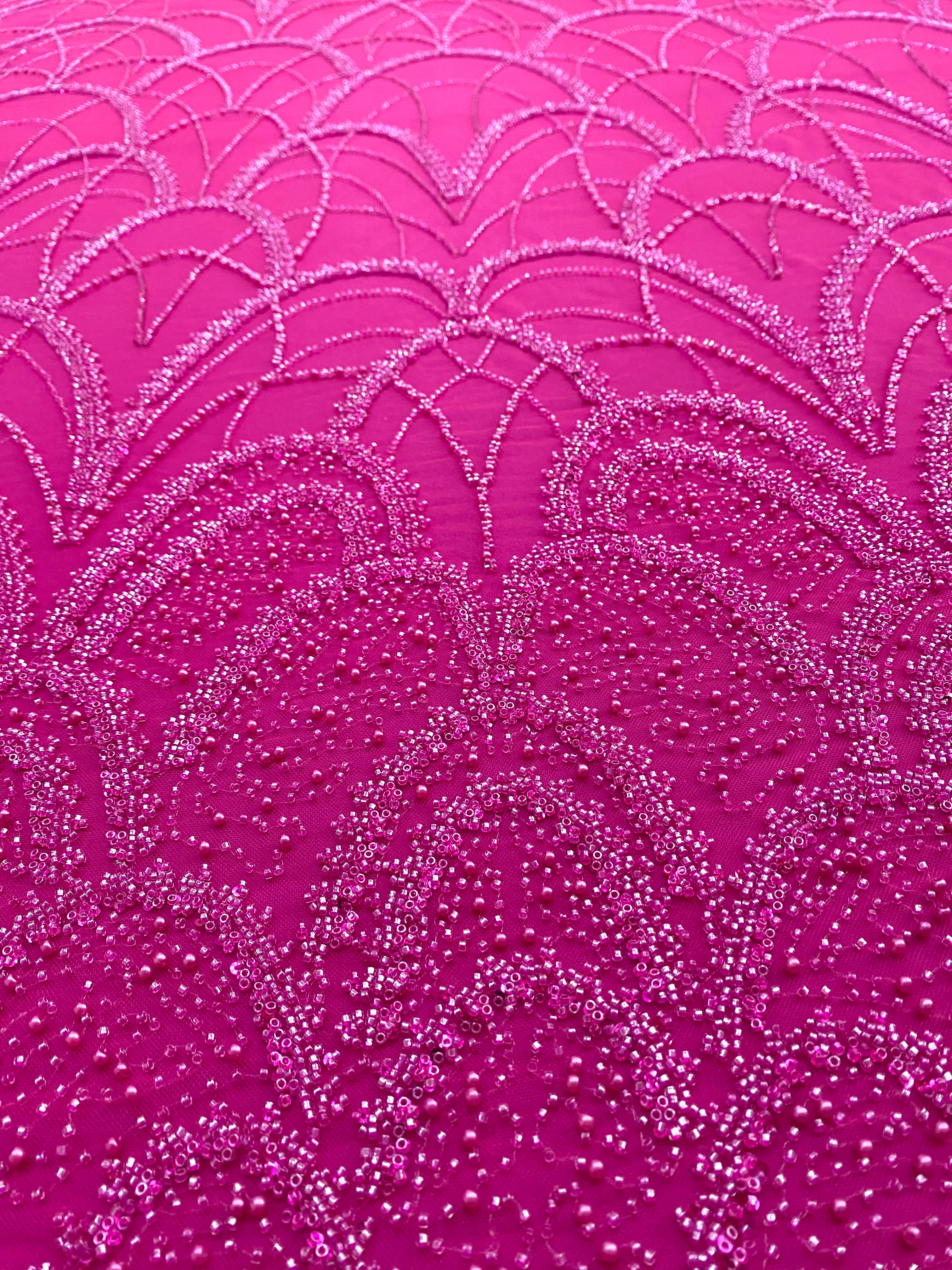 Dantela Couture Fucsia geometriai mintával, gyöngyökkel, gyöngyöcskékkel és flitterekkel