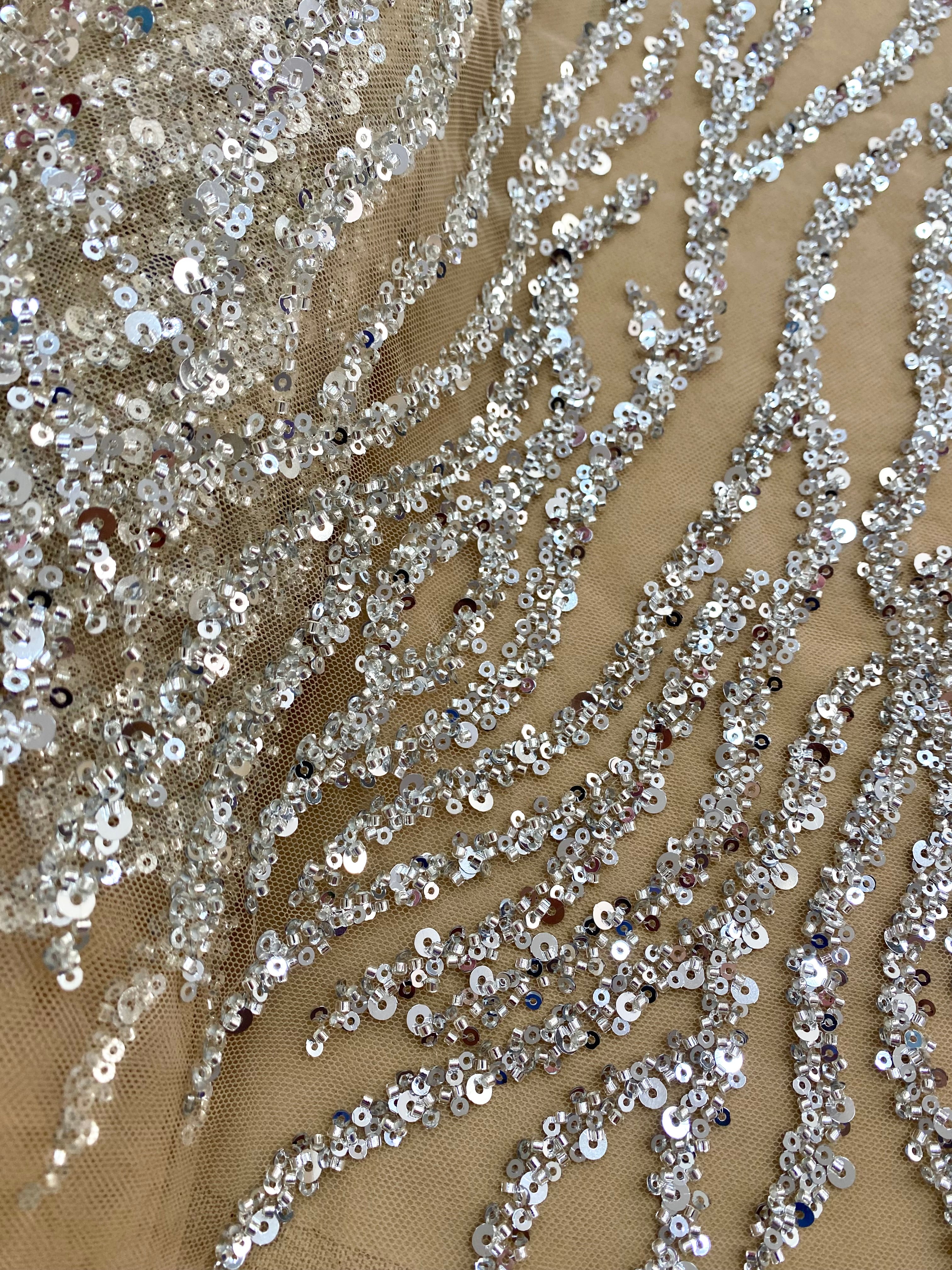 Dantela Couture Argintie pe Tulle Nude cu Siraguri, cu Margele si Paiete