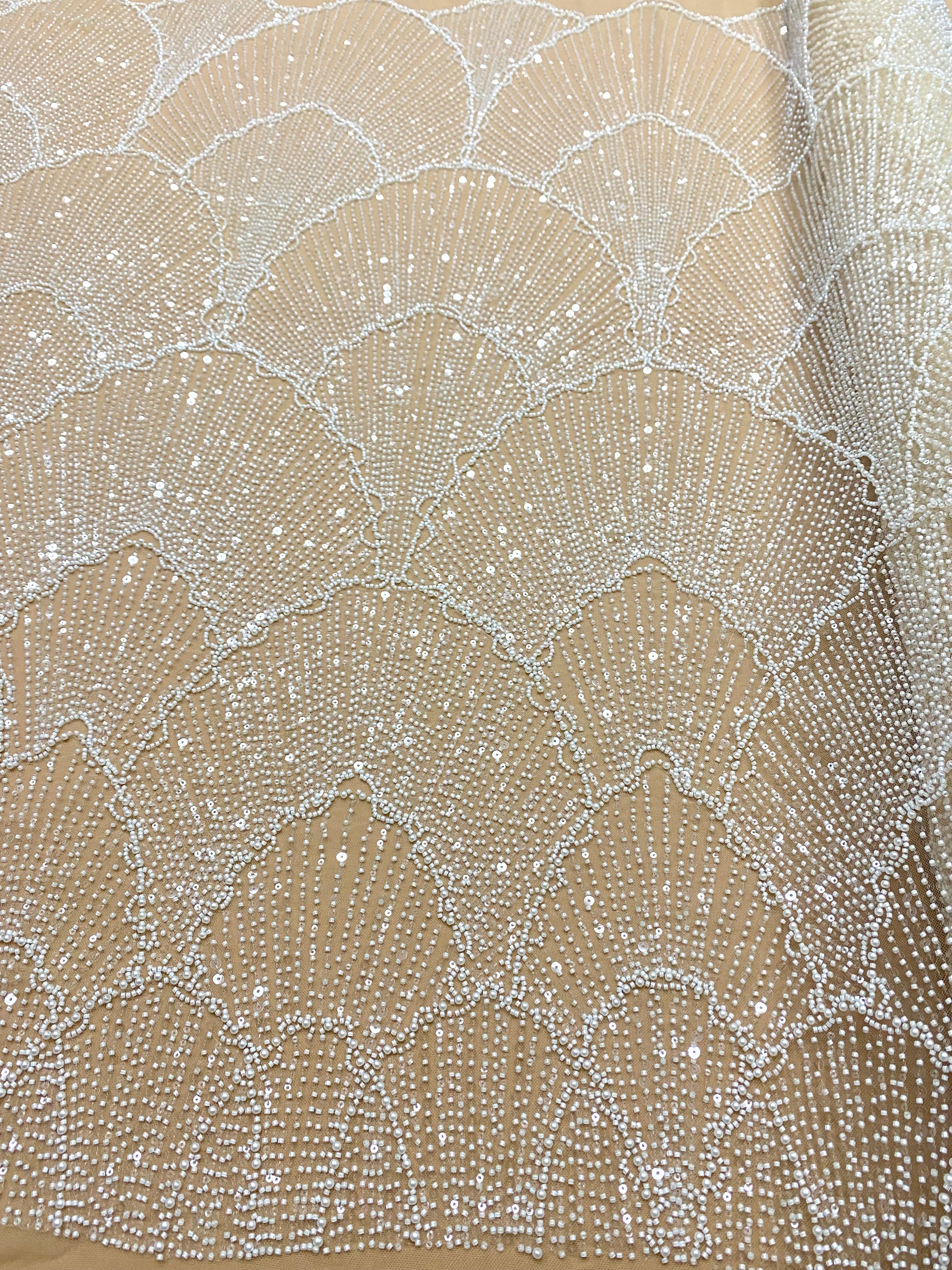 Csipke Couture elefántcsont színű tüllön, nude alapon, geometrikus mintával, gyöngyökkel, gyöngy díszítéssel és flitterekkel