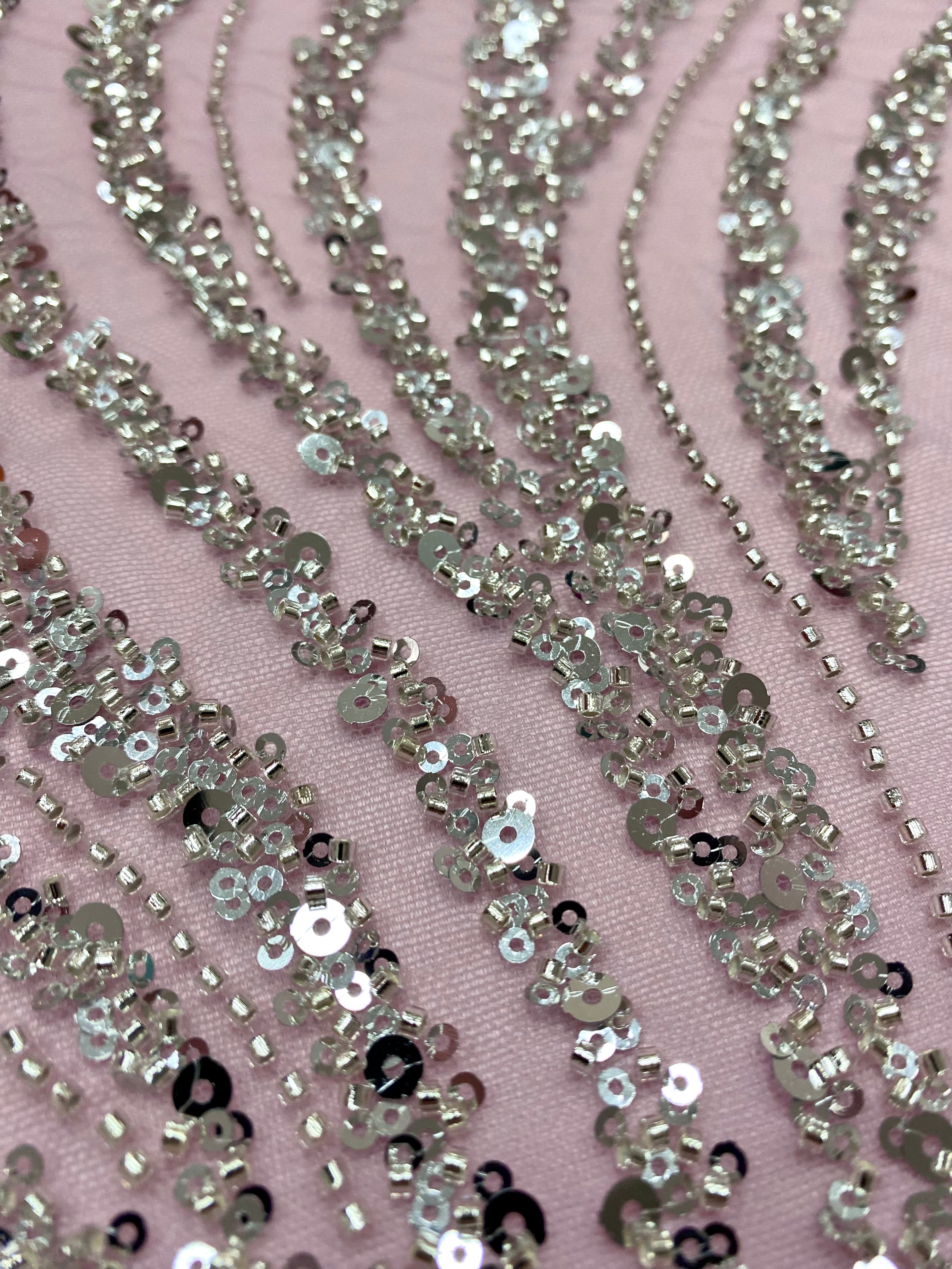 Csipke Couture ezüst színben rózsaszín tüllön, lineáris mintával, gyöngyökkel és flitterekkel