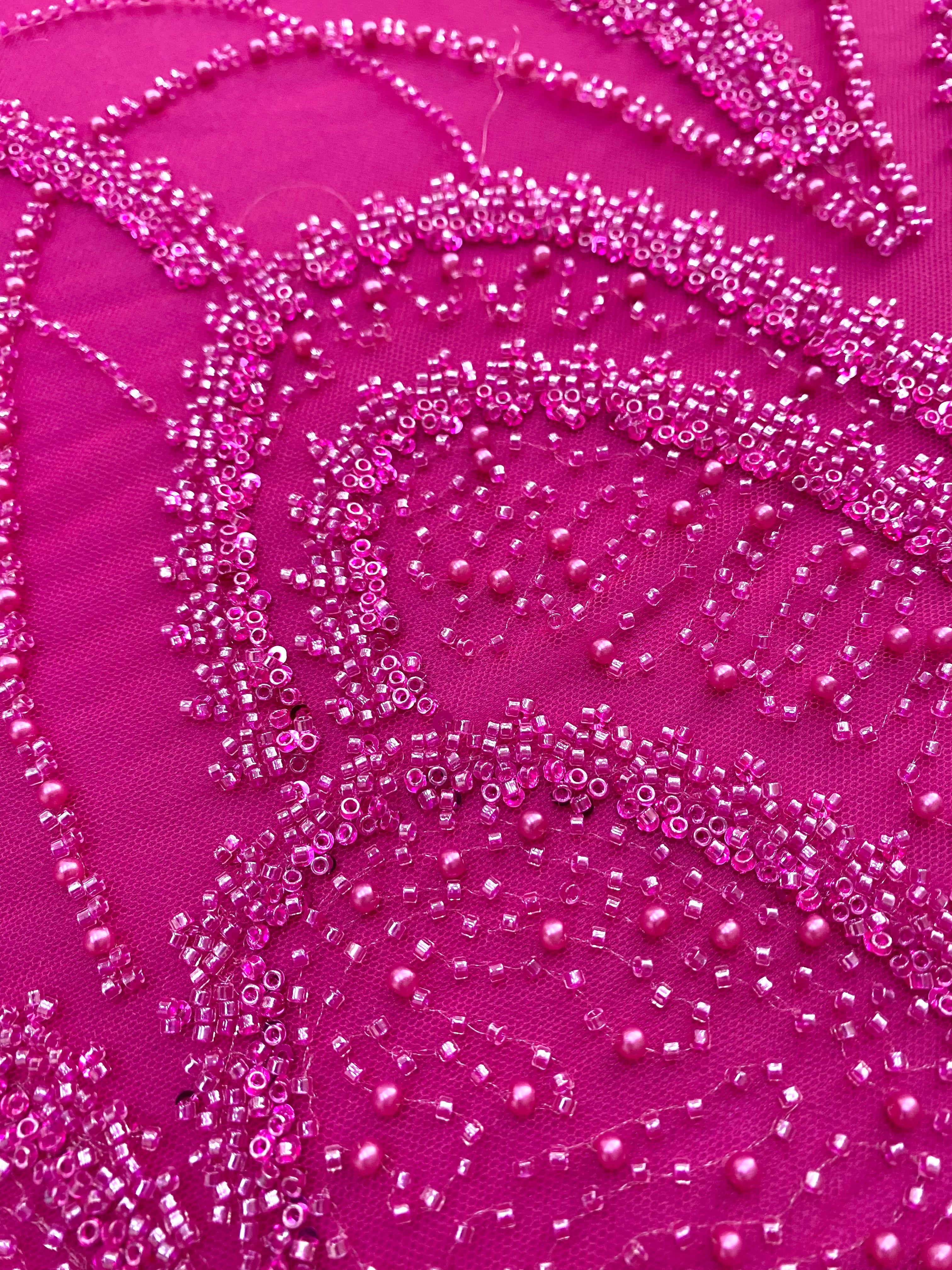 Dantela Couture Fucsia geometriai mintával, gyöngyökkel, gyöngyöcskékkel és flitterekkel