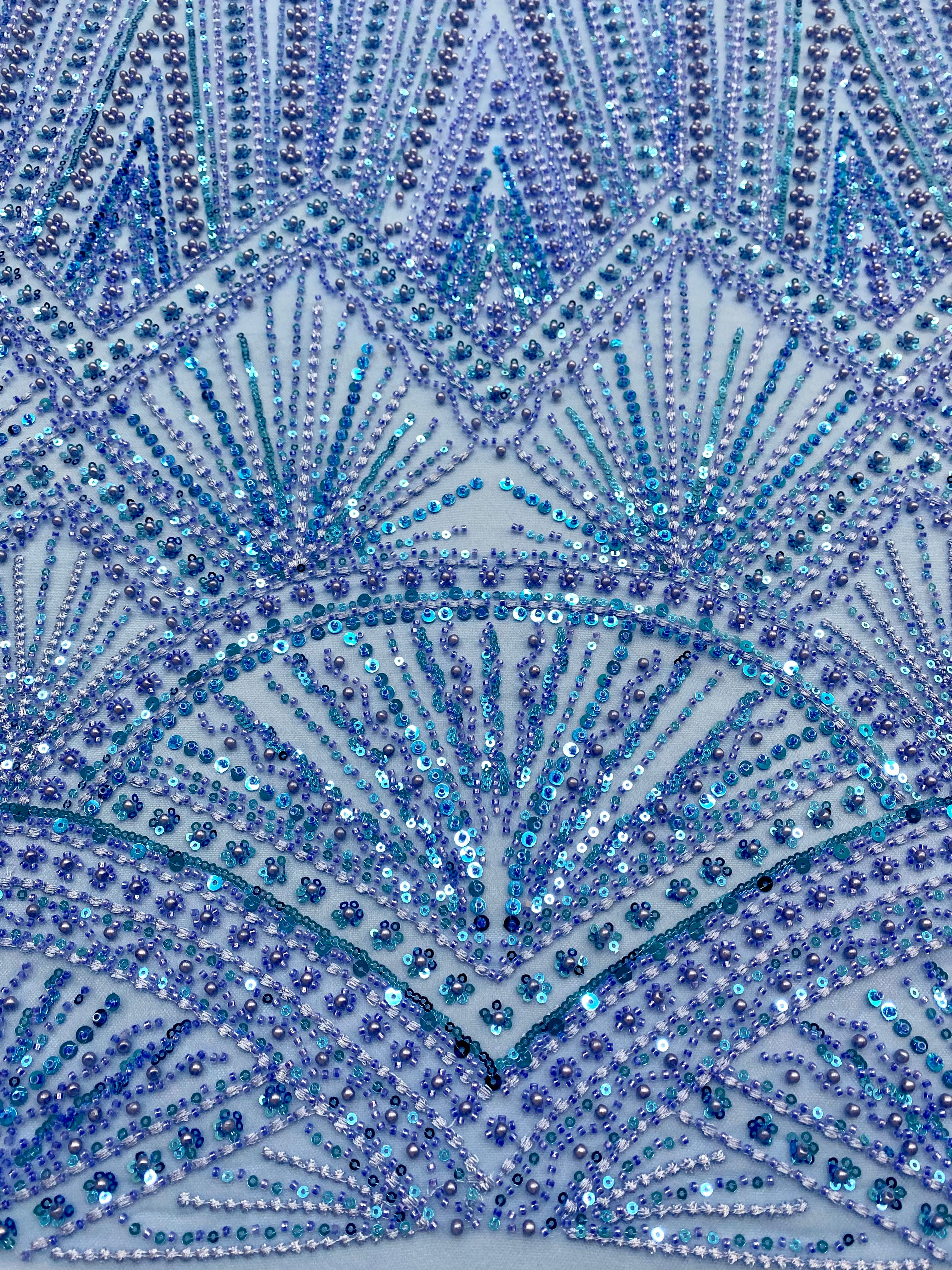 Dantela Couture Égkék Geometriai Mintával, Gyöngyökkel, Gyöngyöcskékkel és Flitterekkel