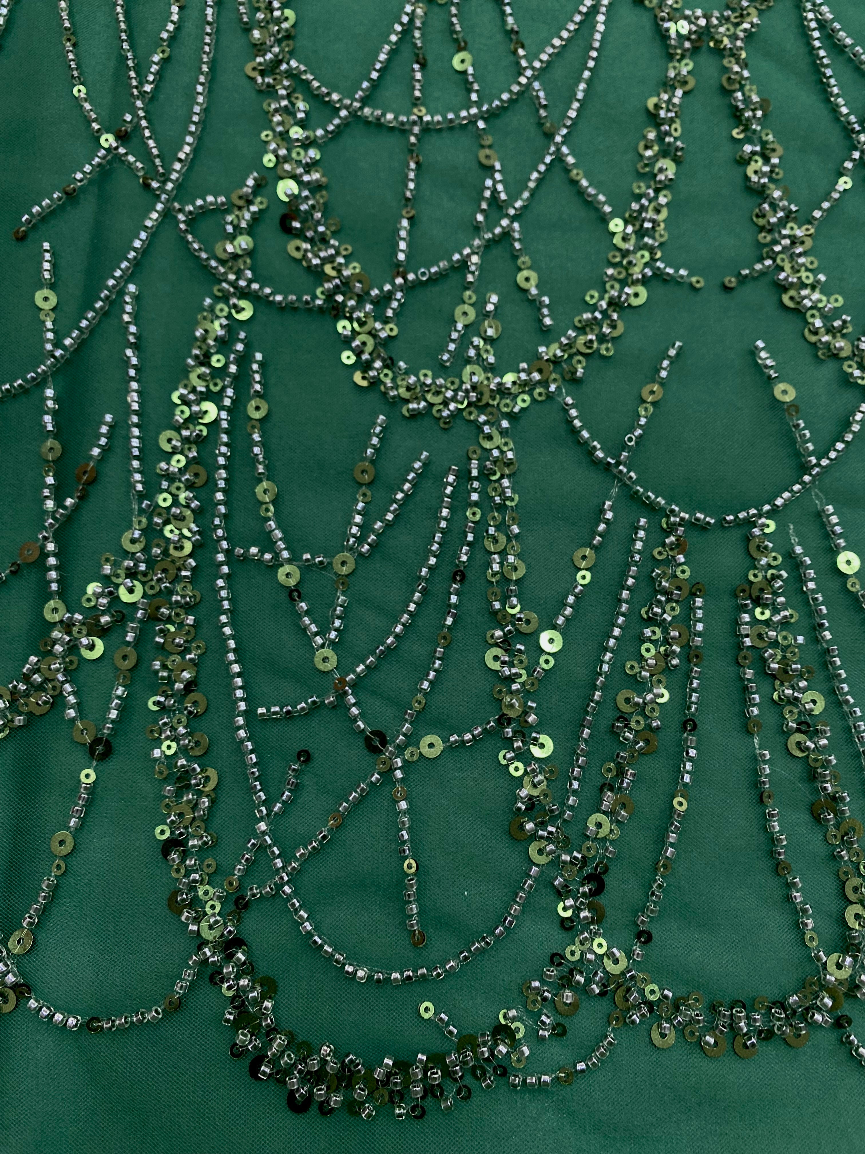 Dantela Couture Smaragdzöld Geometriai Mintával Gyöngyökkel és Flitterekkel