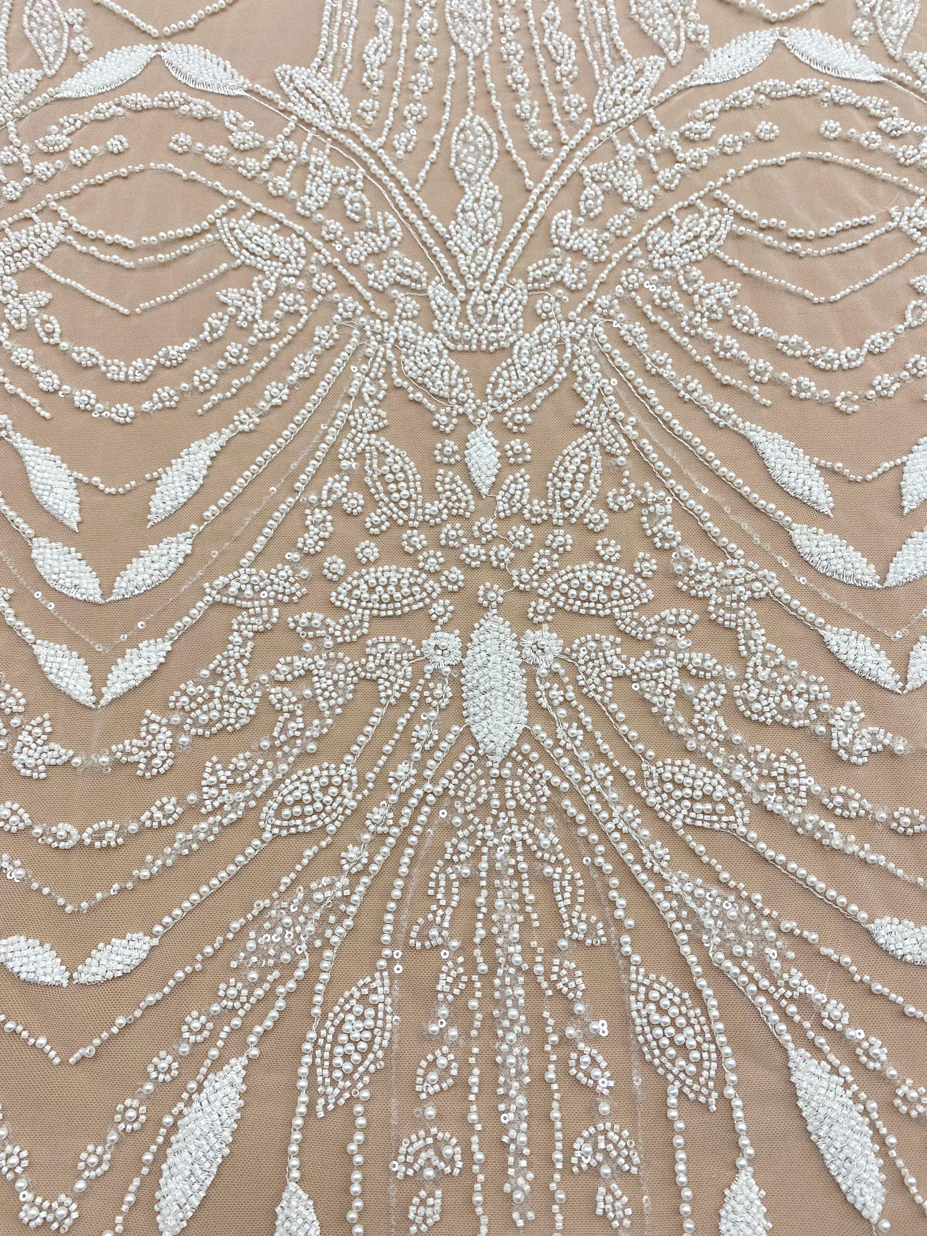 Csipke Couture Ivory geometrikus mintával, gyöngyökkel, díszgyöngyökkel és flitterekkel