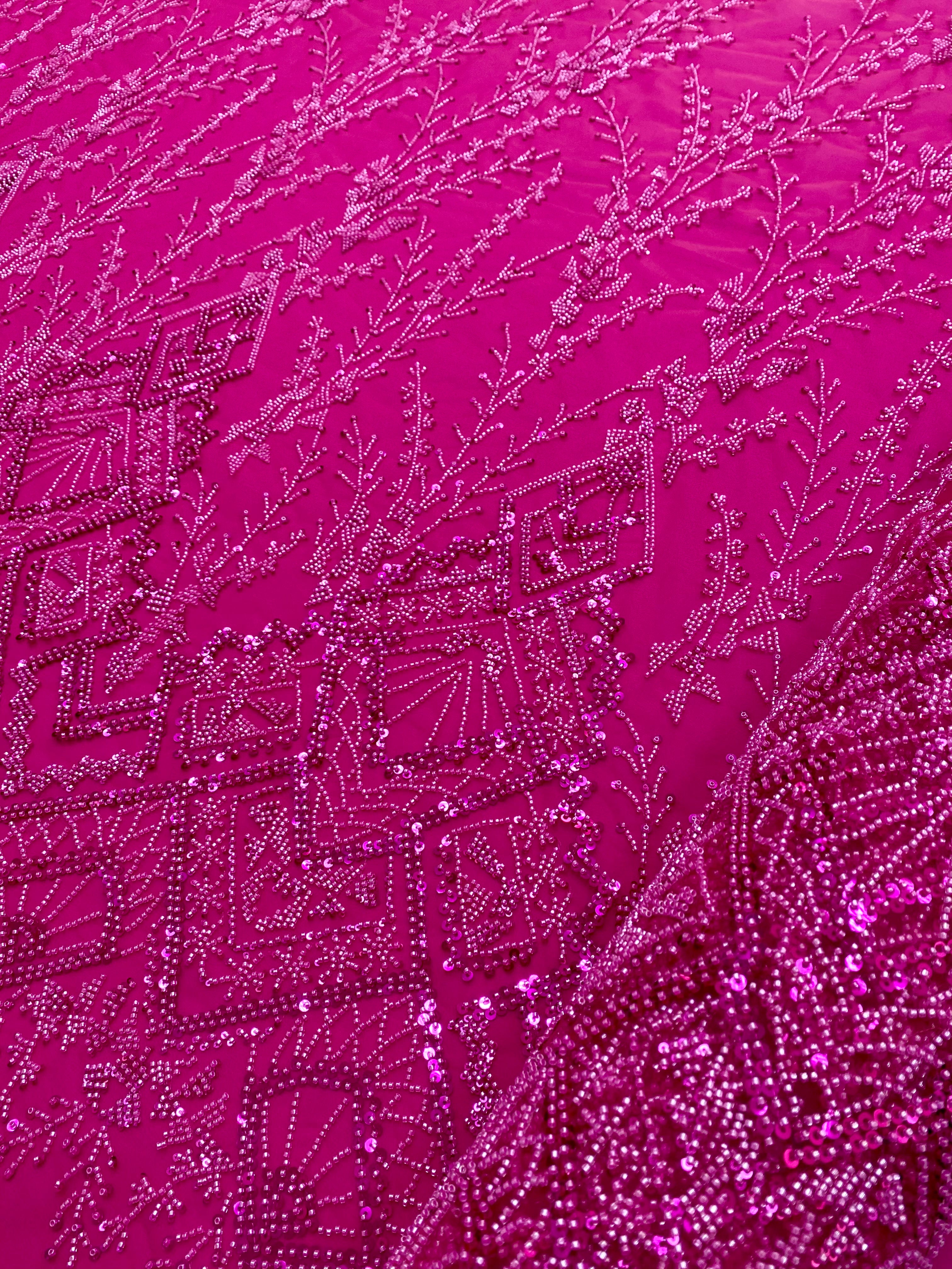 Dantela Couture Fucsia geometriai mintával, gyöngyökkel és flitterekkel