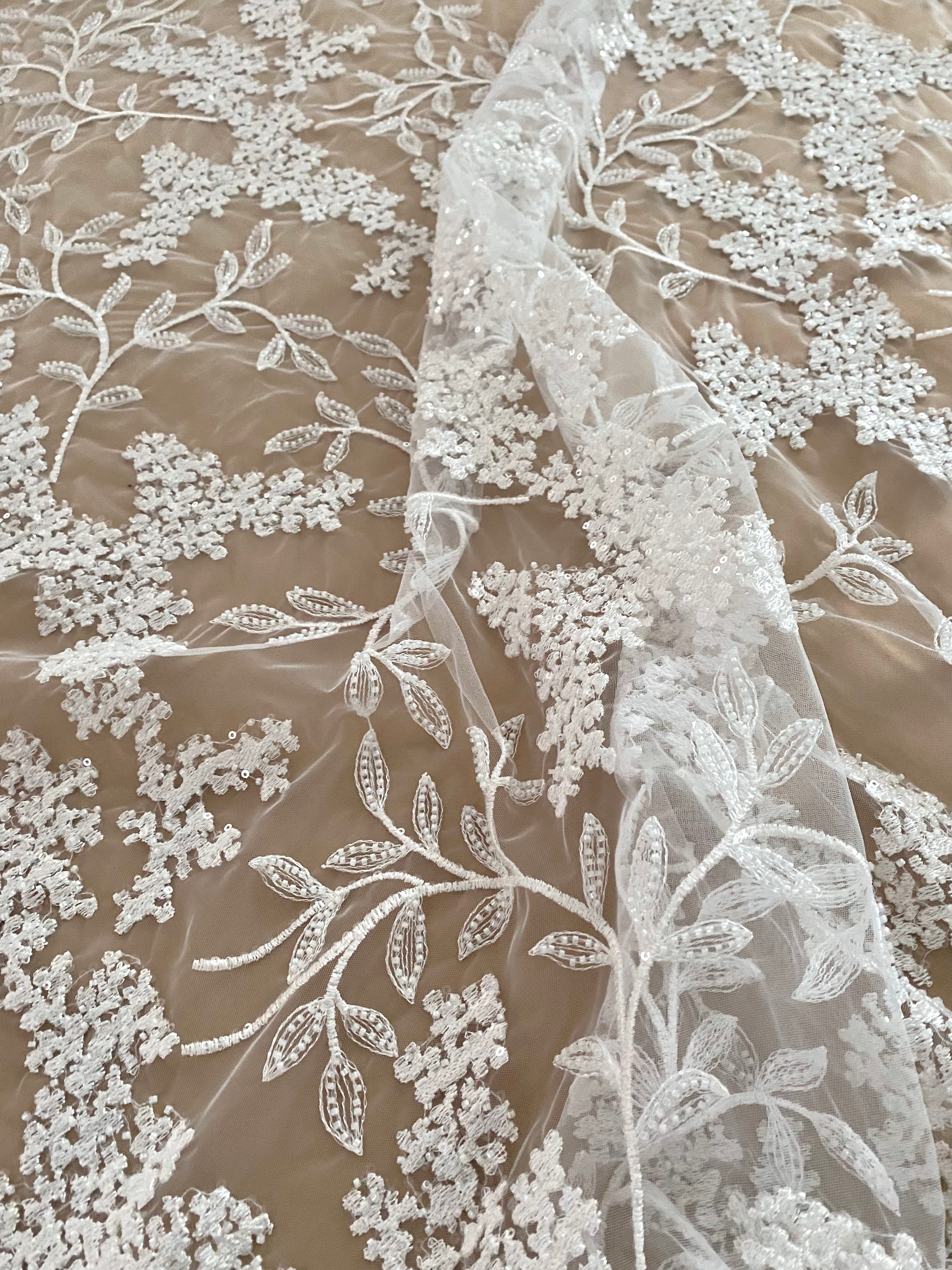 Dantela Couture Ivory virágmintás, gyöngyökkel és flitterekkel