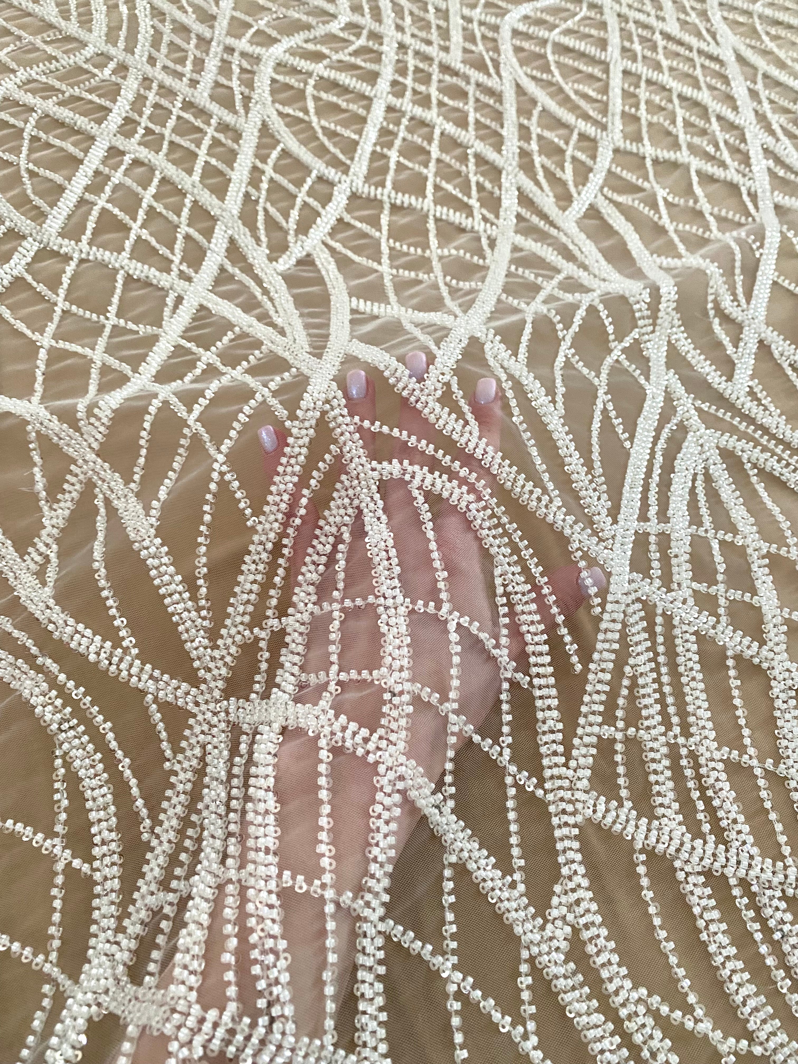 1,18 m-es Couture Ivory Csipke lineáris mintával, gyöngyökkel és flitterekkel