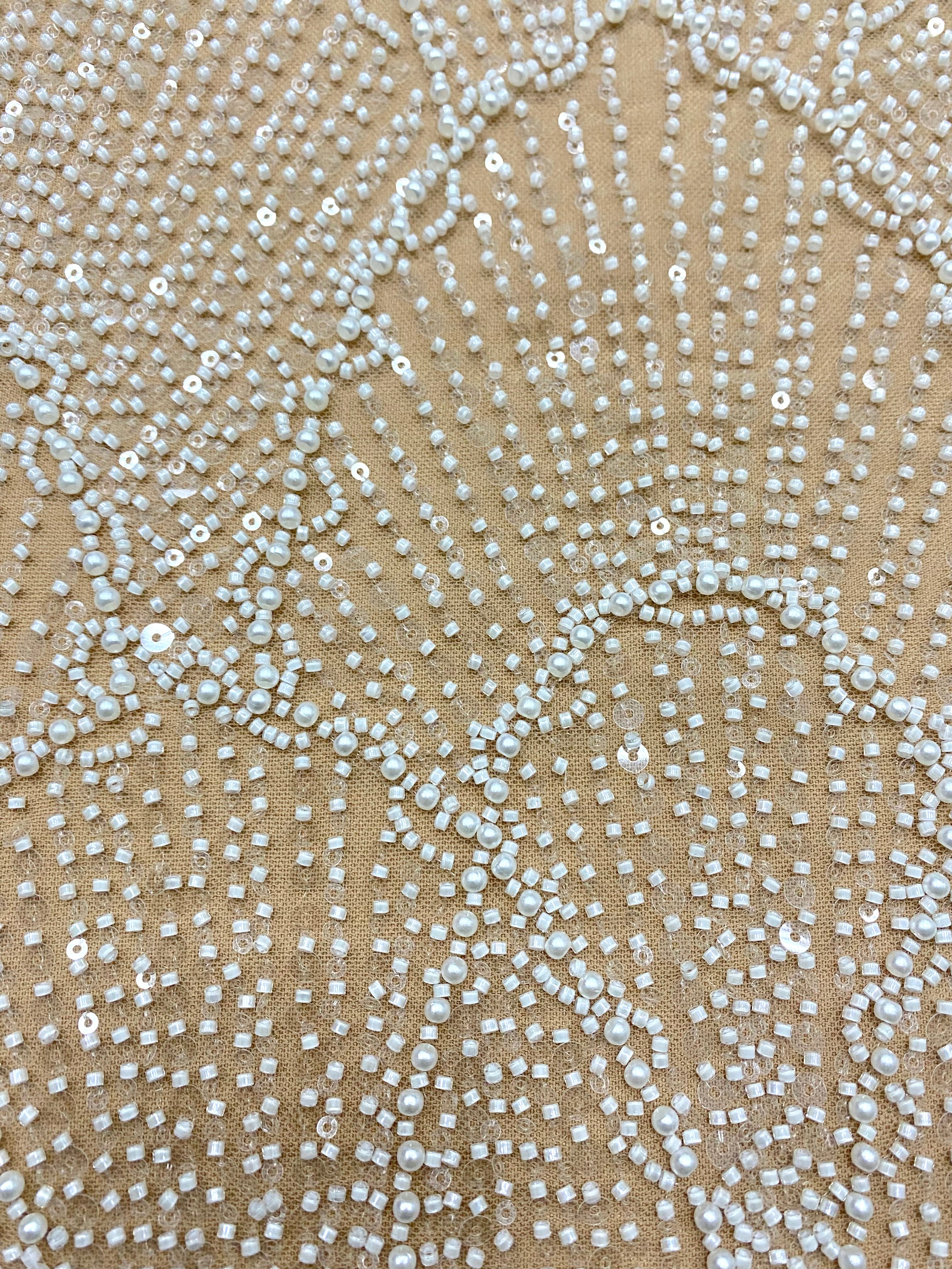 Csipke Couture elefántcsont színű tüllön, nude alapon, geometrikus mintával, gyöngyökkel, gyöngy díszítéssel és flitterekkel
