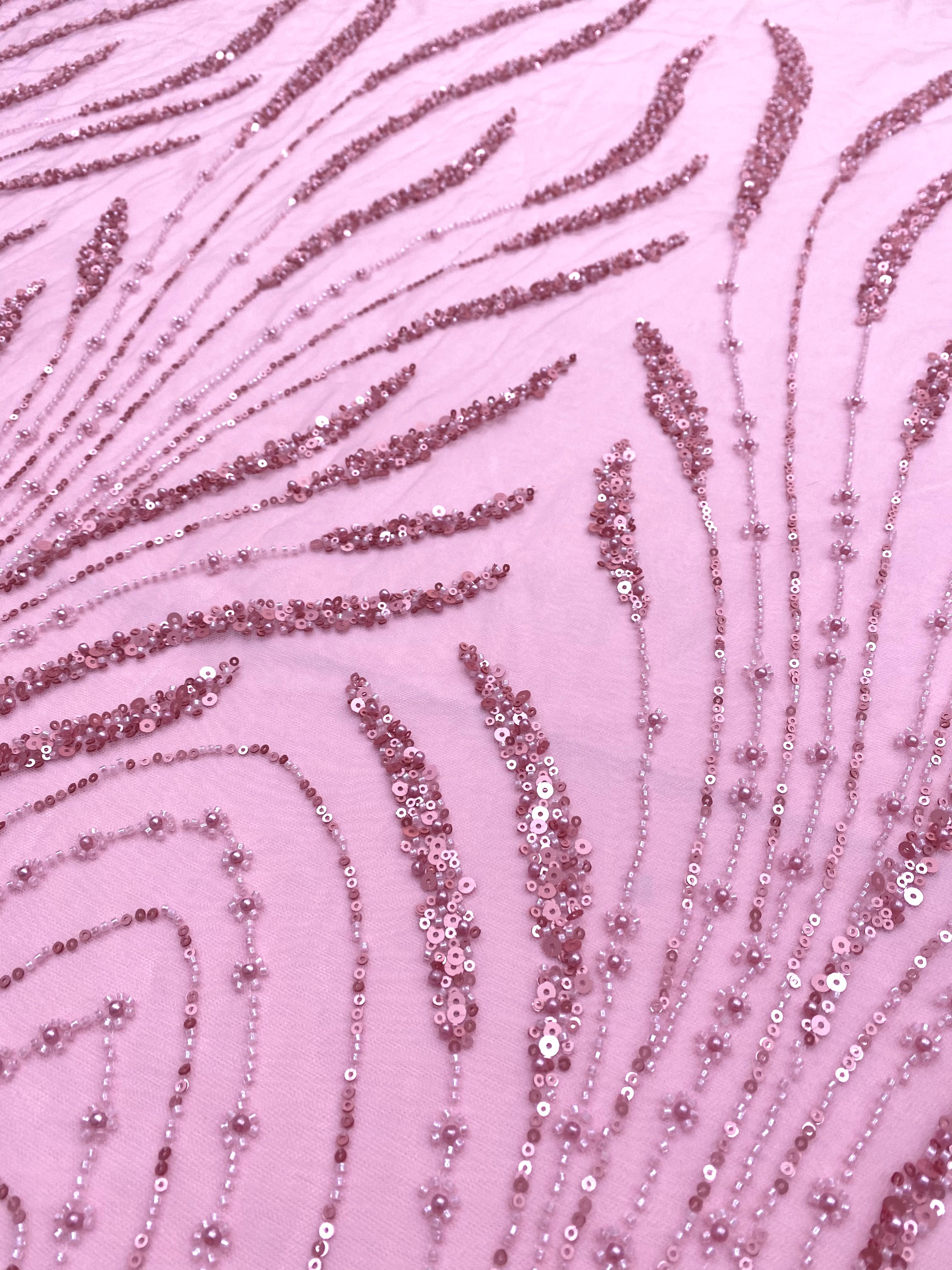 Dantela Couture rózsaszín panellel, gyöngyökkel, gyöngyöcskékkel és flitterekkel