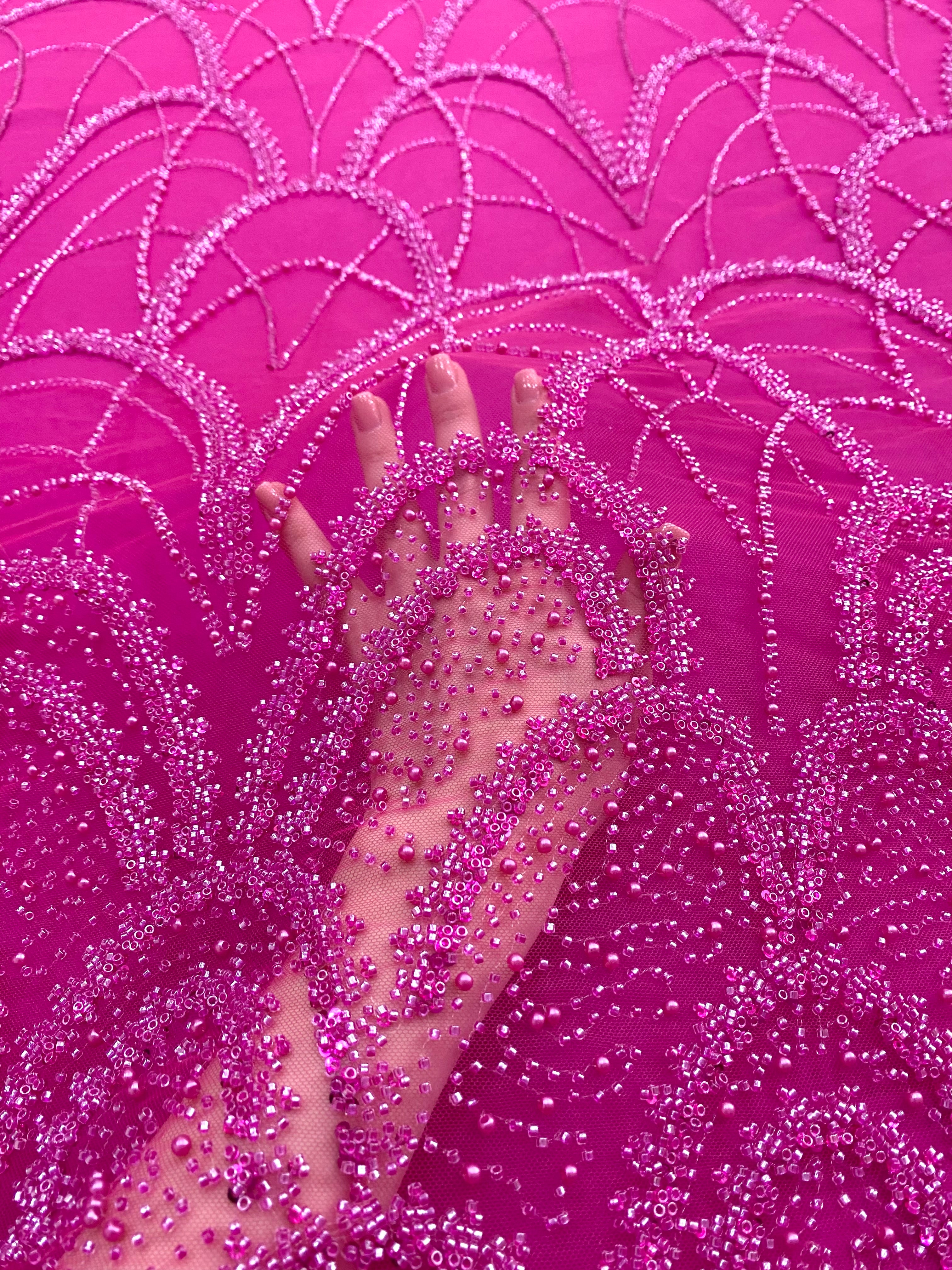 Dantela Couture Fucsia geometriai mintával, gyöngyökkel, gyöngyöcskékkel és flitterekkel