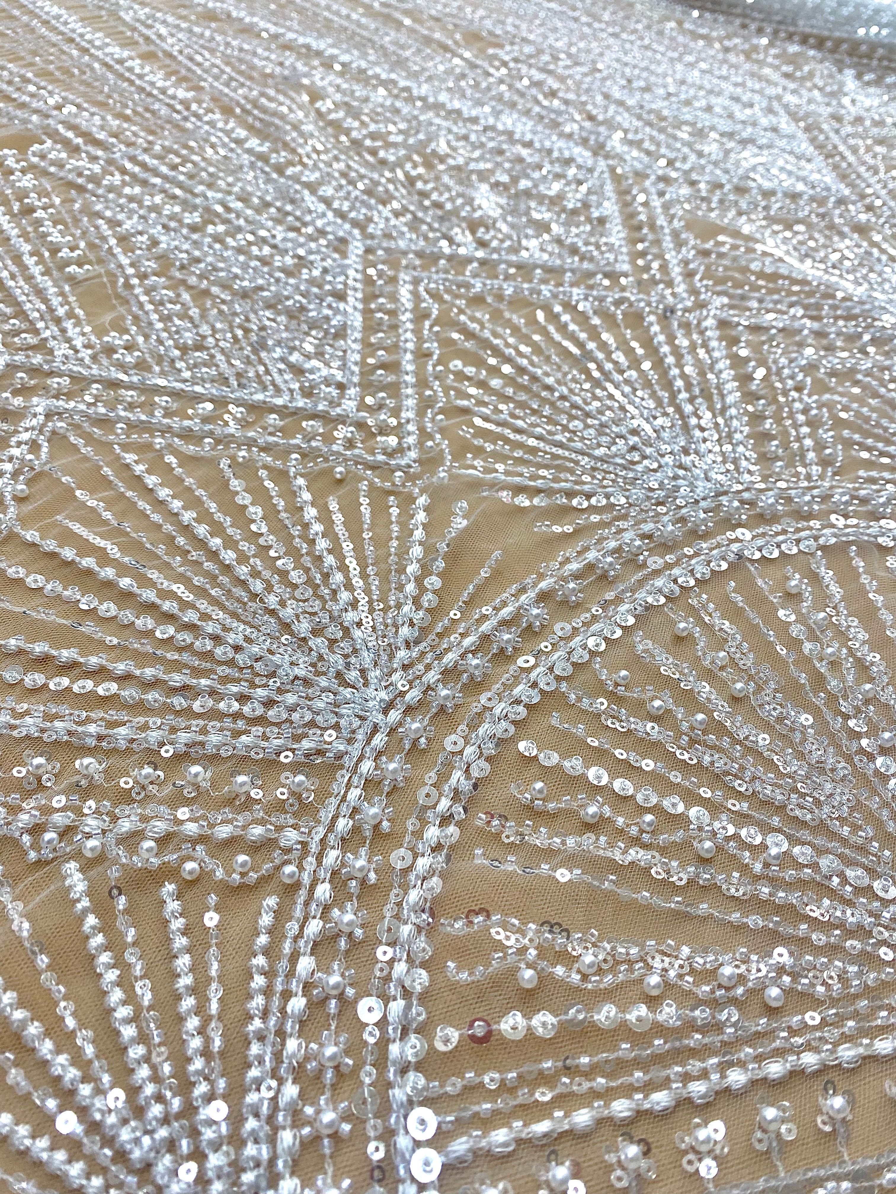 Dantela Couture Diamond geometriai mintával, gyöngyökkel, gyöngyökkel és flitterekkel