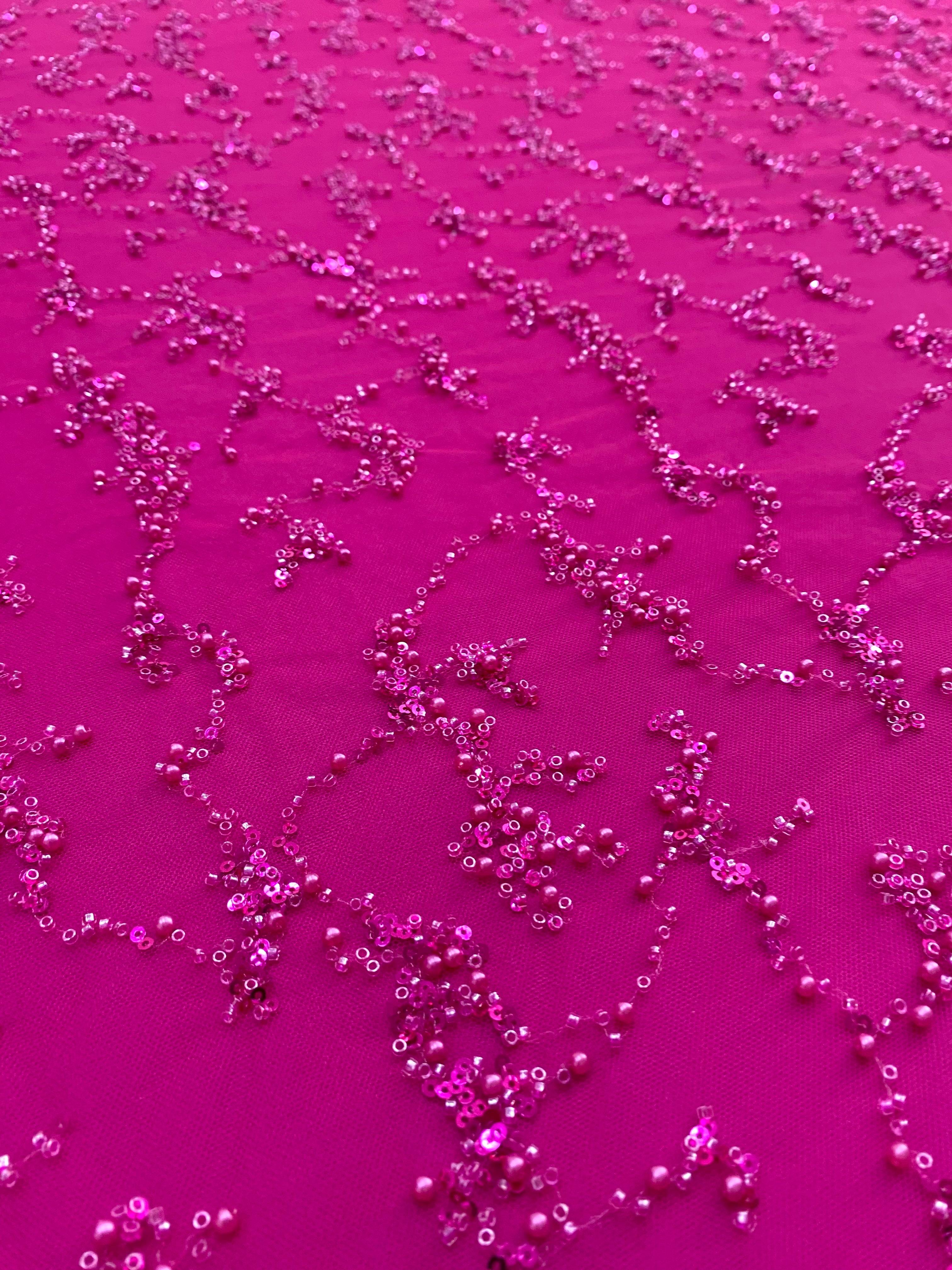 Dantela Couture Fucsia cu Perle, Margele si Paiete