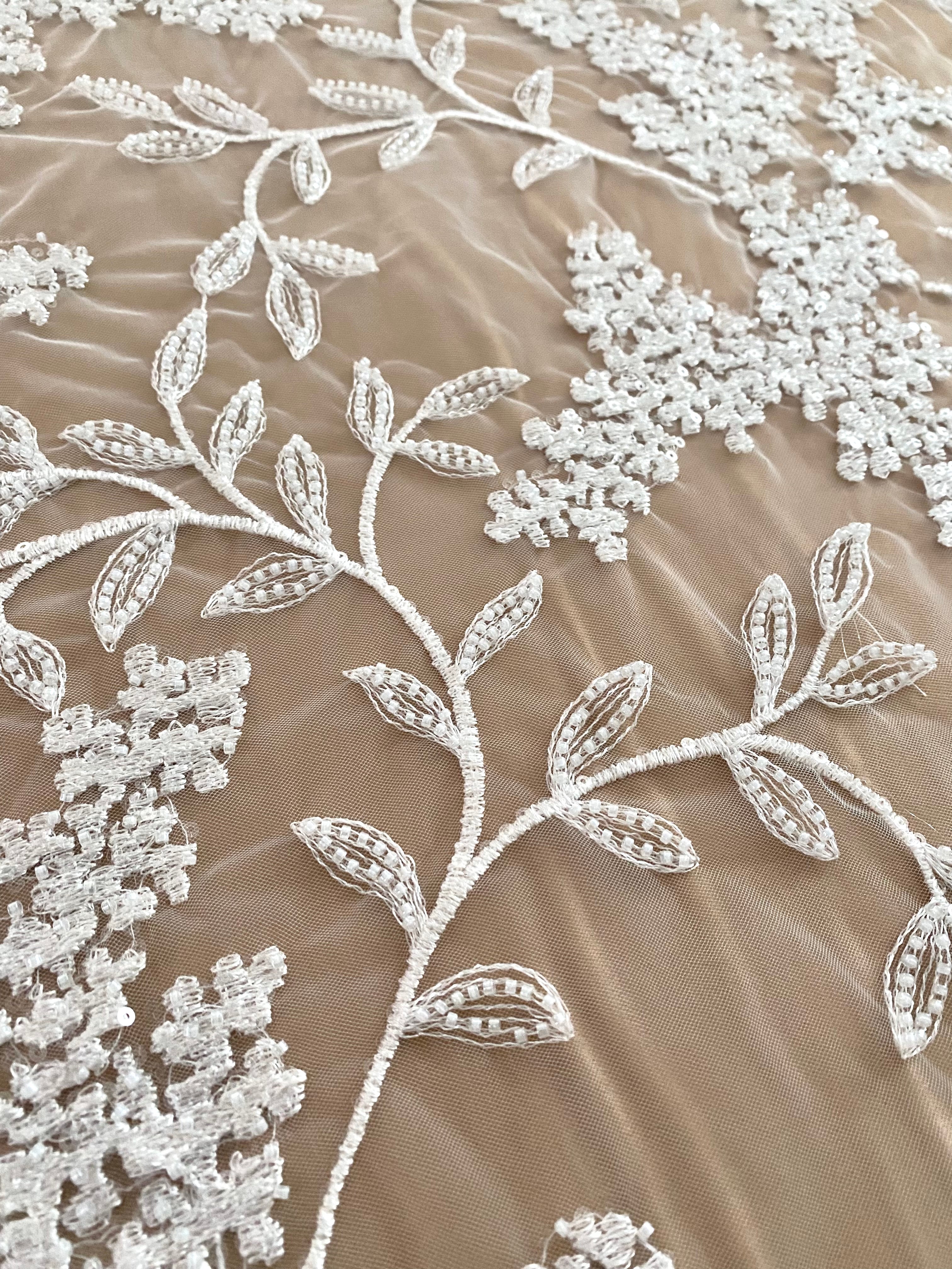 Dantela Couture Ivory virágmintás, gyöngyökkel és flitterekkel