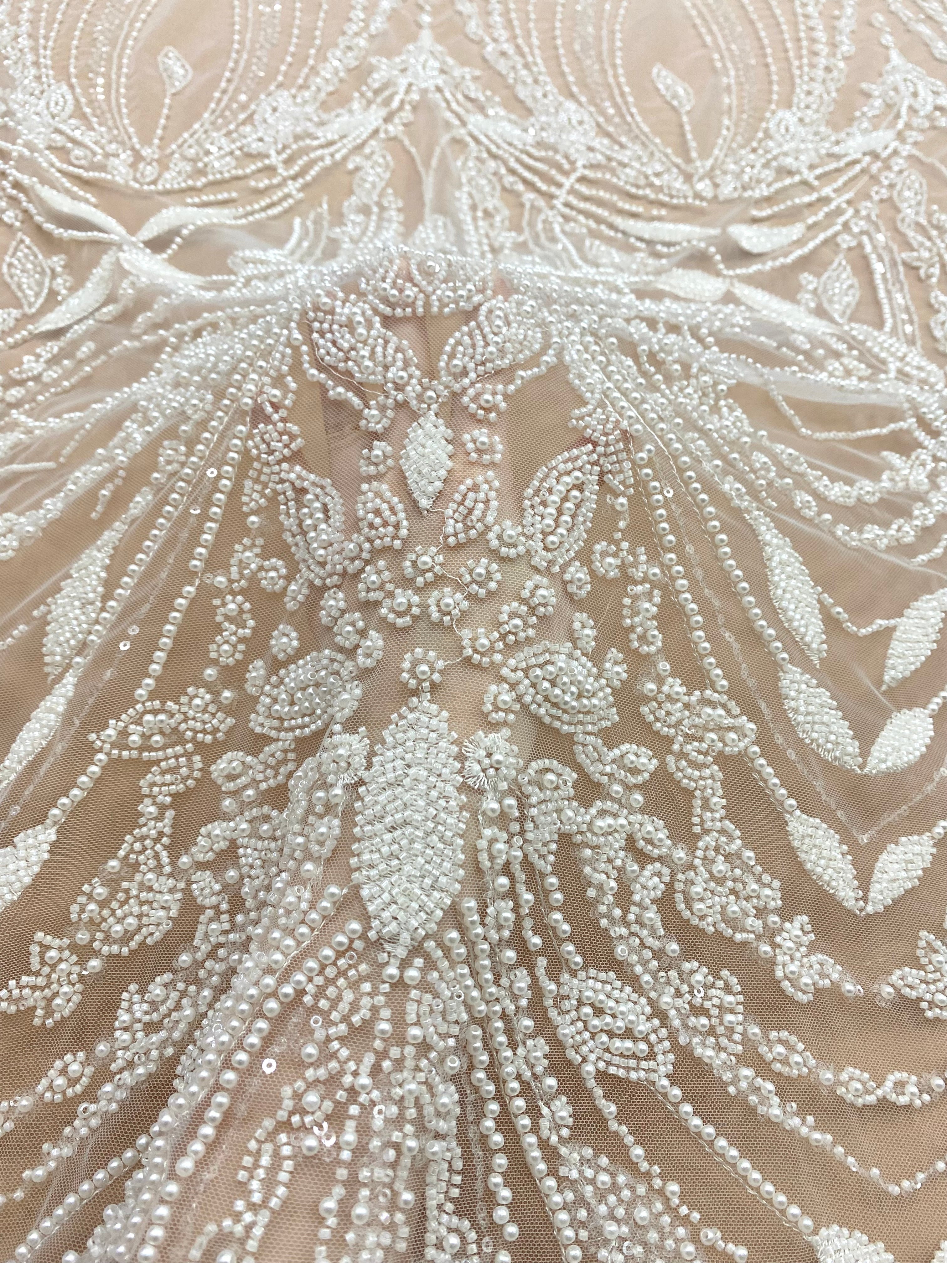 Csipke Couture Ivory geometrikus mintával, gyöngyökkel, díszgyöngyökkel és flitterekkel