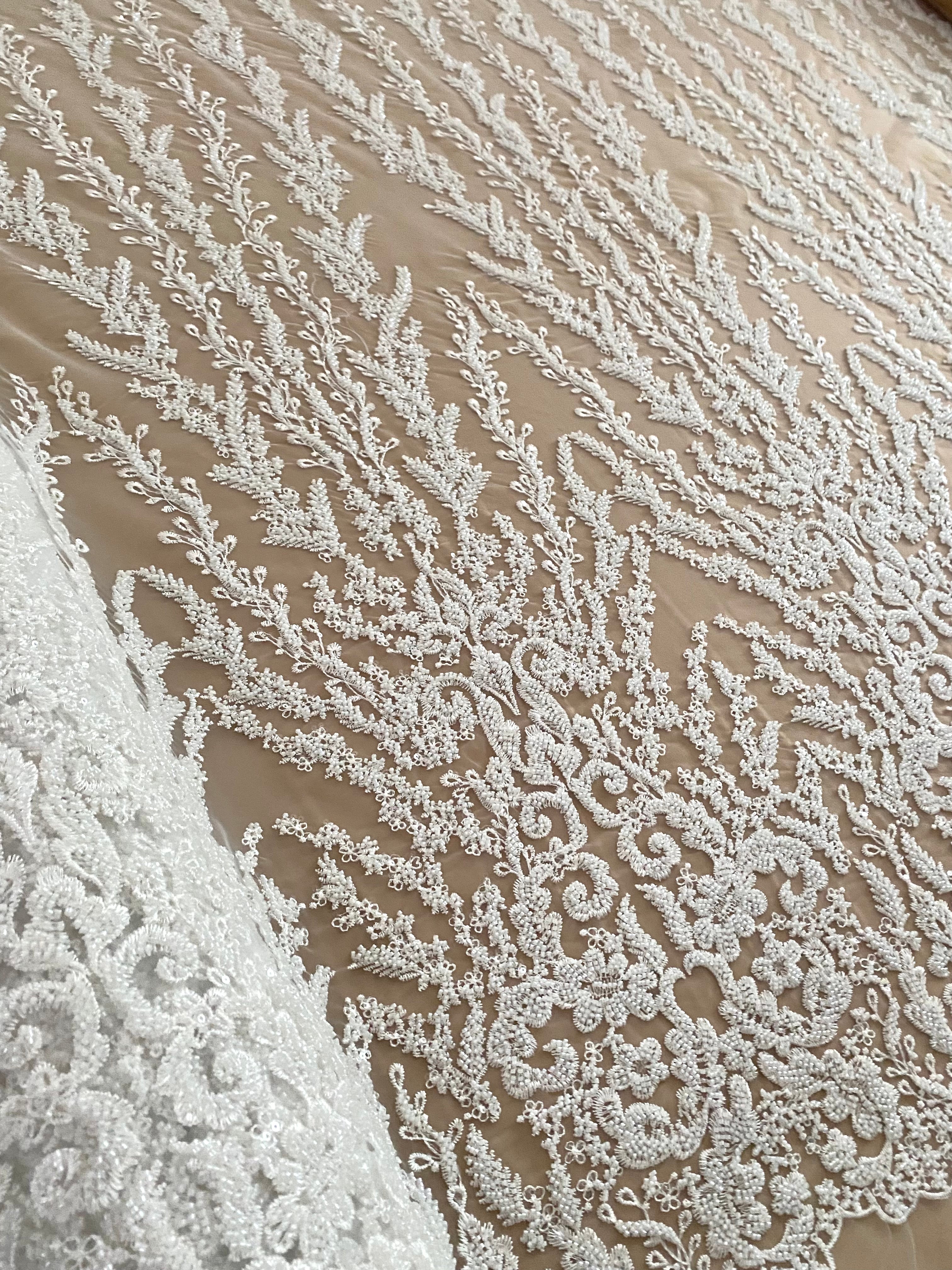 Dantela Couture Ivory geometriai mintával, gyöngyökkel és flitterekkel