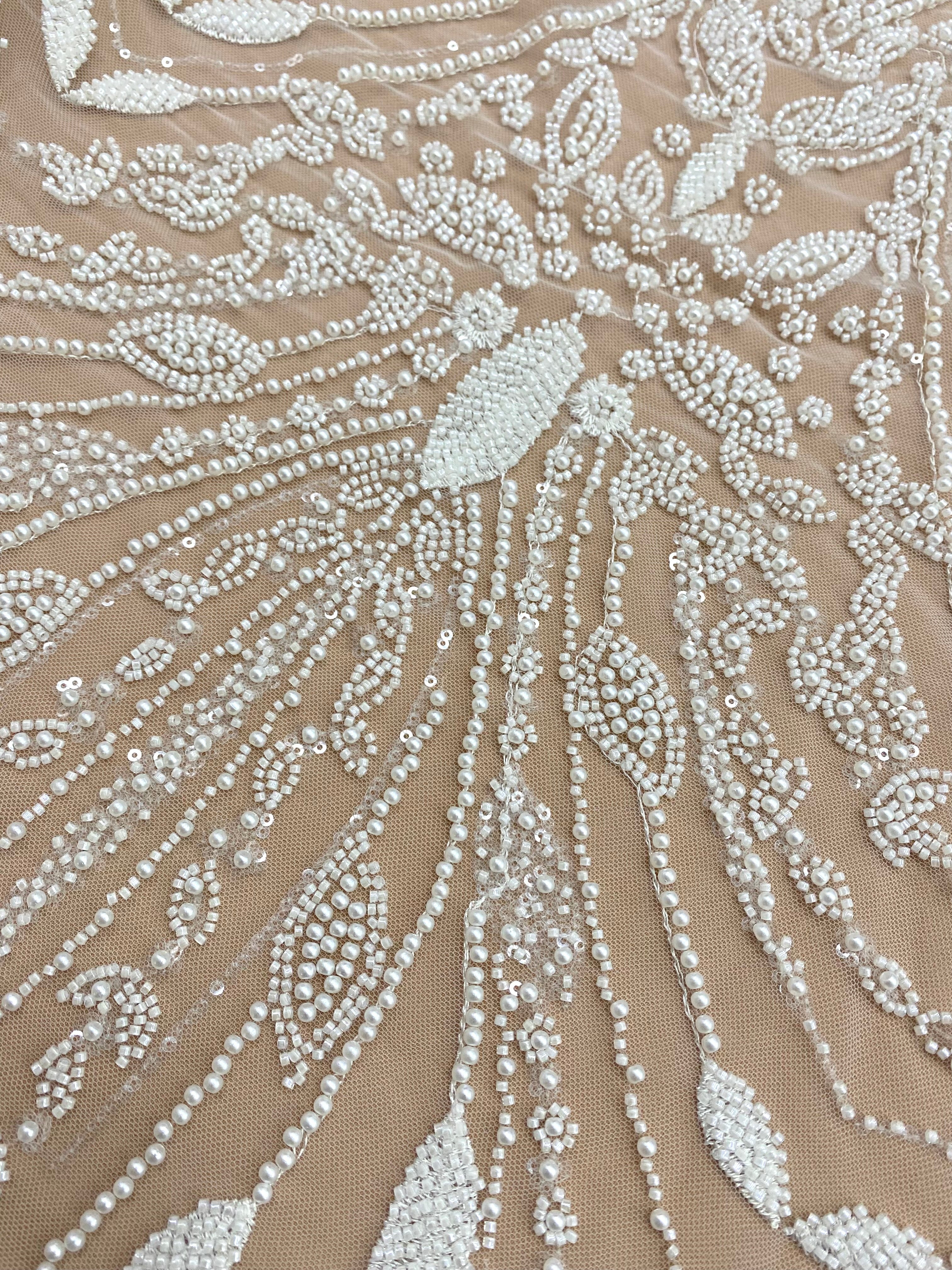 Csipke Couture Ivory geometrikus mintával, gyöngyökkel, díszgyöngyökkel és flitterekkel