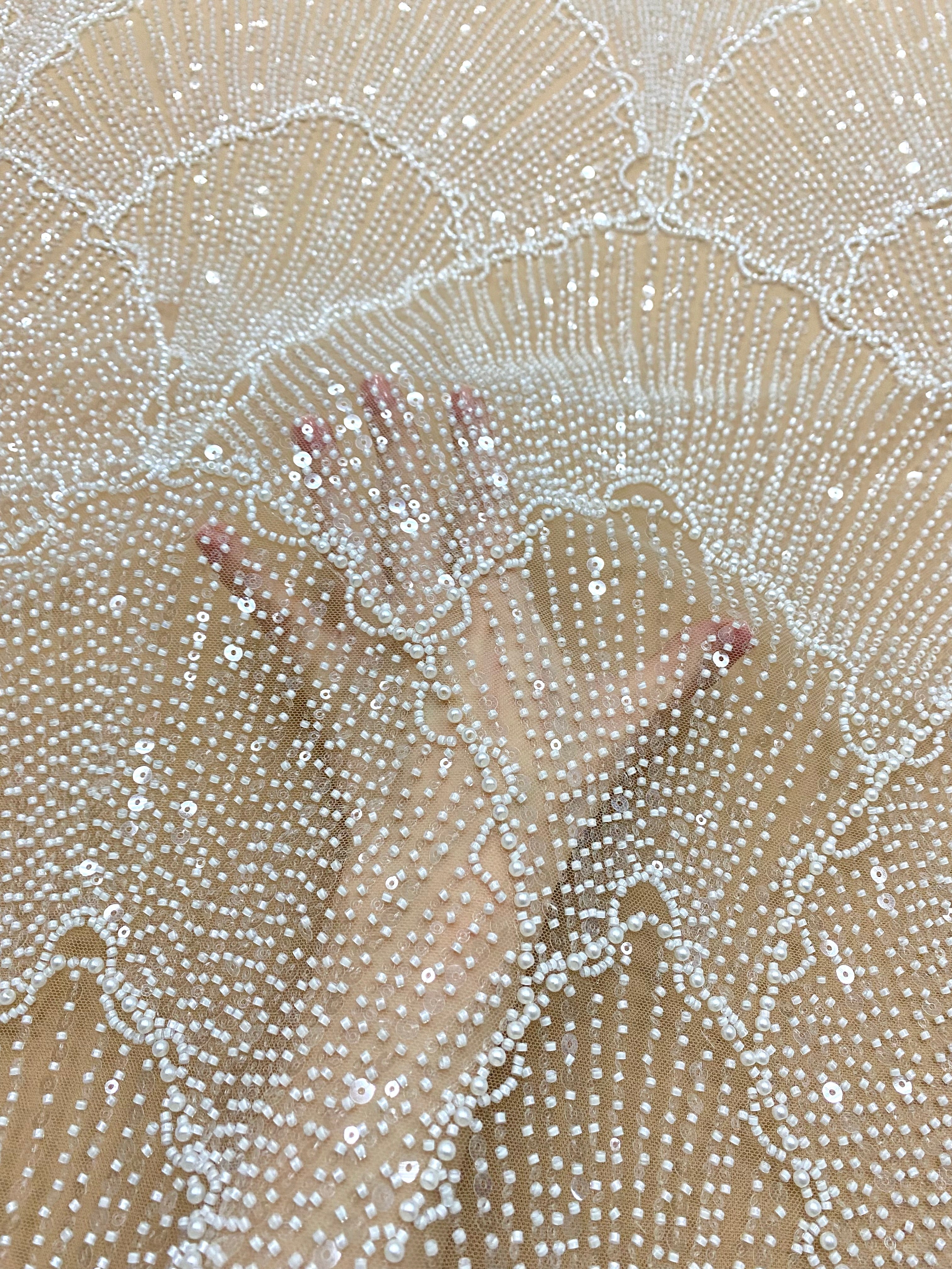 Csipke Couture elefántcsont színű tüllön, nude alapon, geometrikus mintával, gyöngyökkel, gyöngy díszítéssel és flitterekkel
