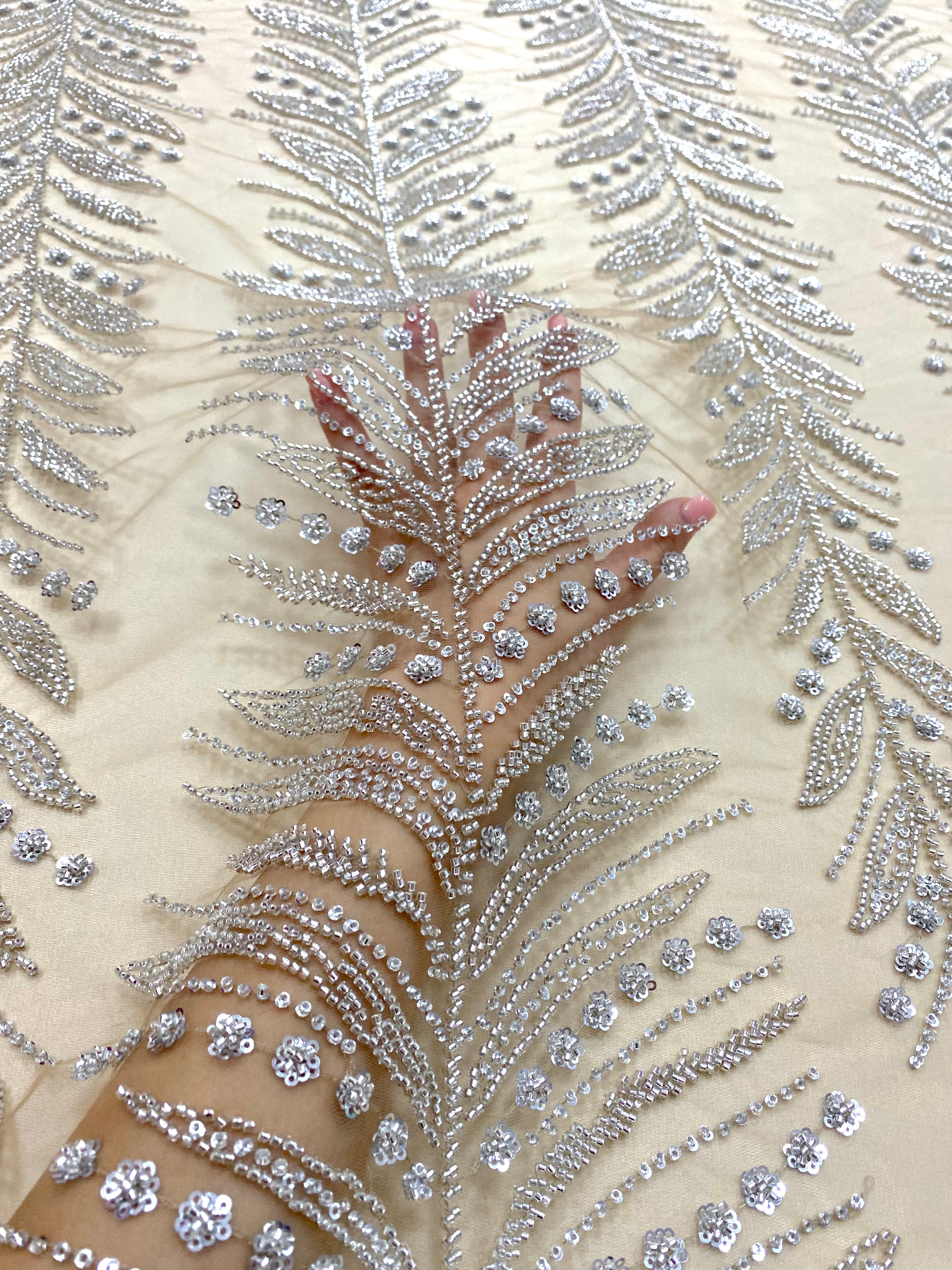 Csipke Couture ezüst tüll nude alapon, ágakkal, gyöngyökkel és flitterekkel