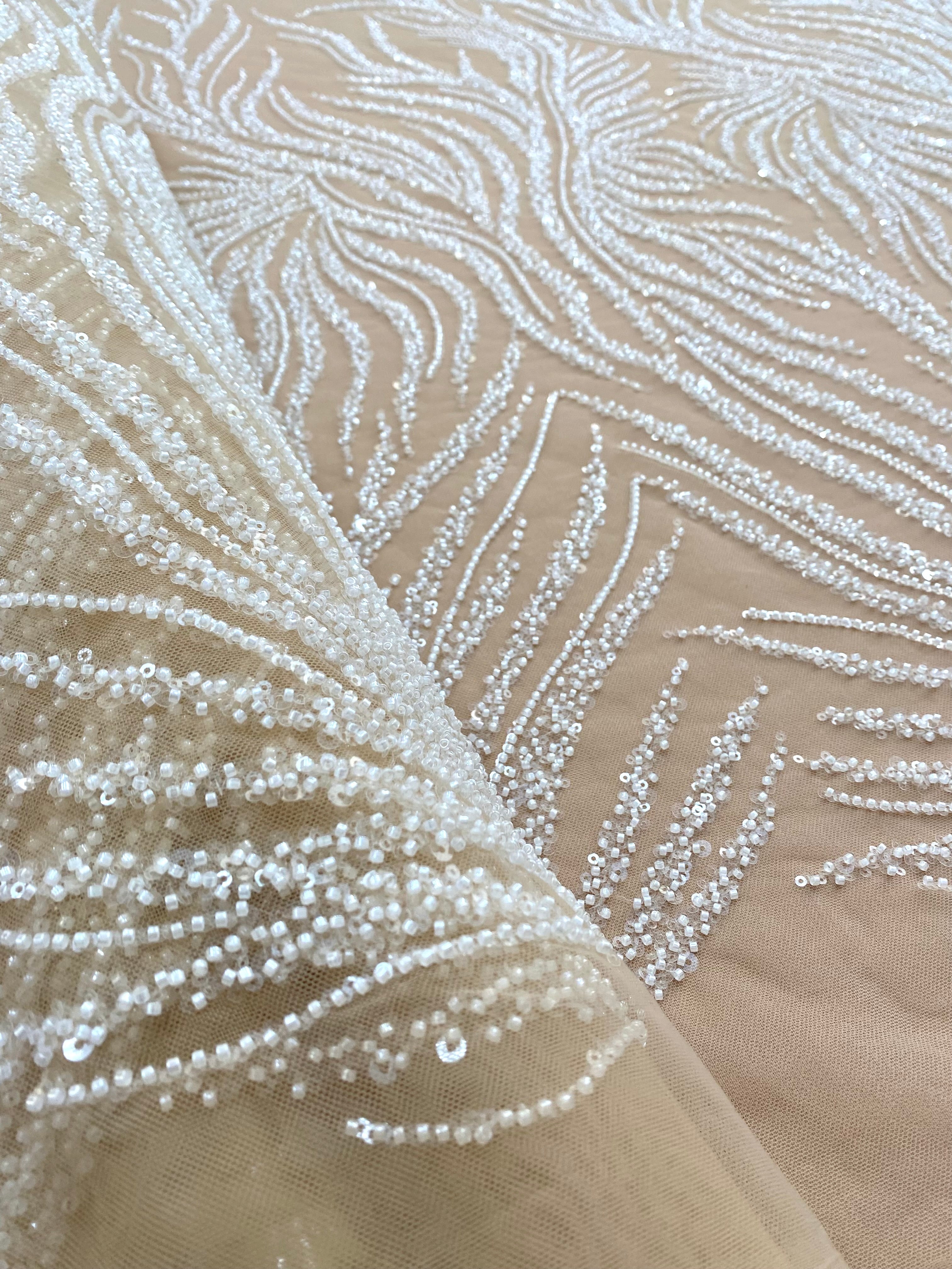 Csipke Couture elefántcsont tüll nude alapon, gyöngysorokkal, gyöngyökkel és flitterekkel