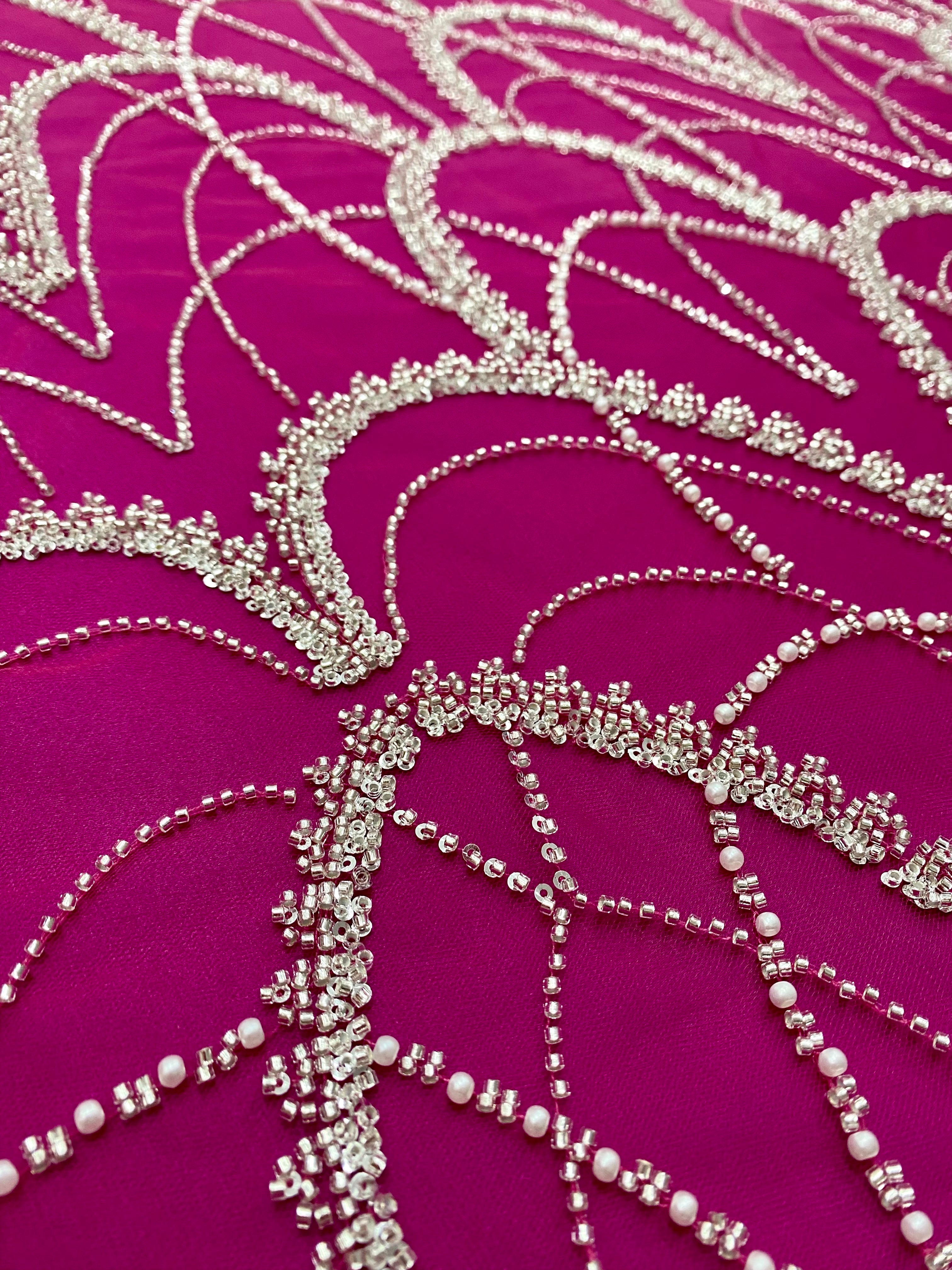Dantela Couture Argintie pe Tulle Fucsia cu Model Geometric, cu Perle, Margele Si Paiete
