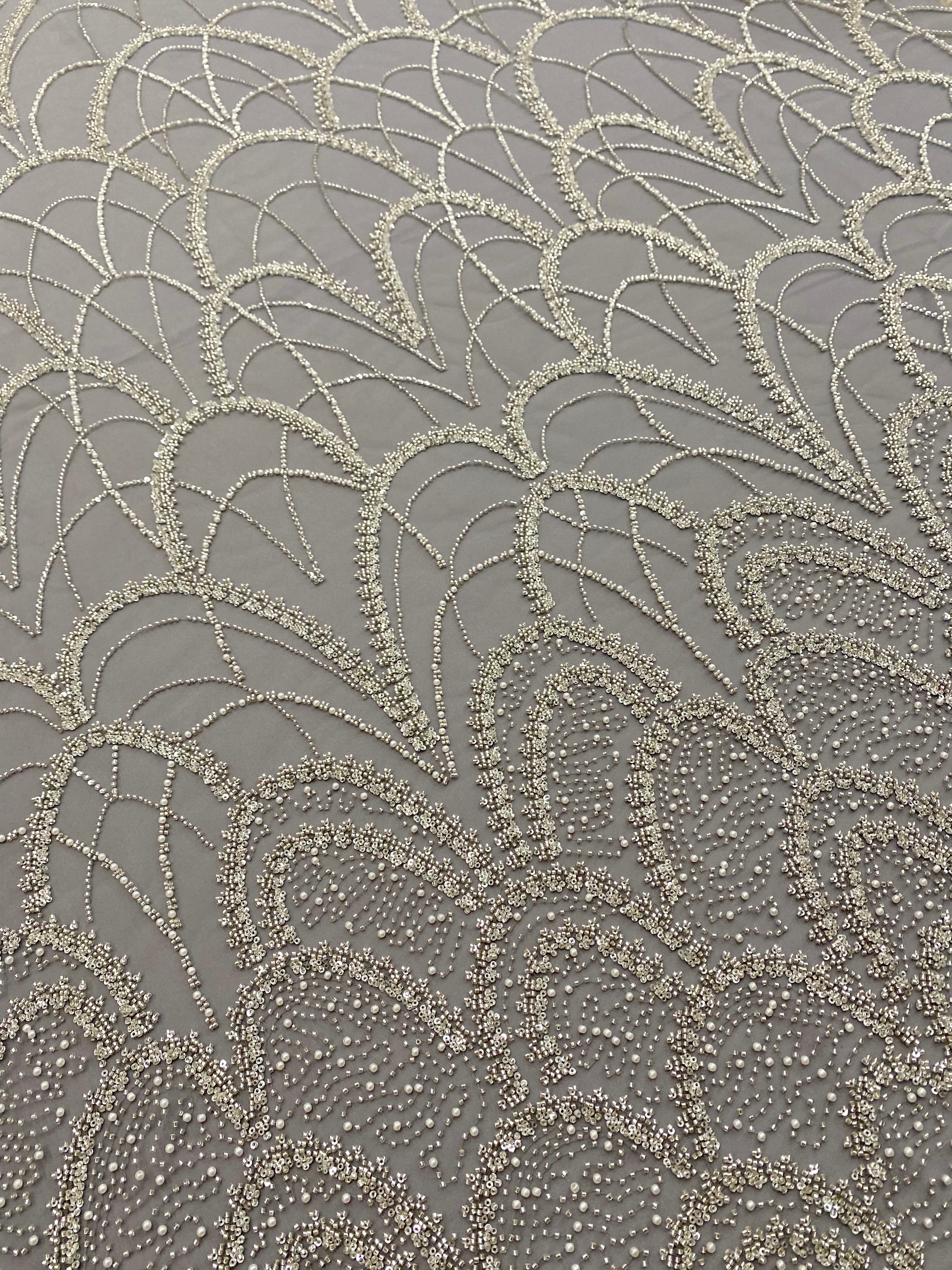 Dantela Couture Argintie pe Tulle Gri cu Model Geometric, cu Perle, Margele si Paiete