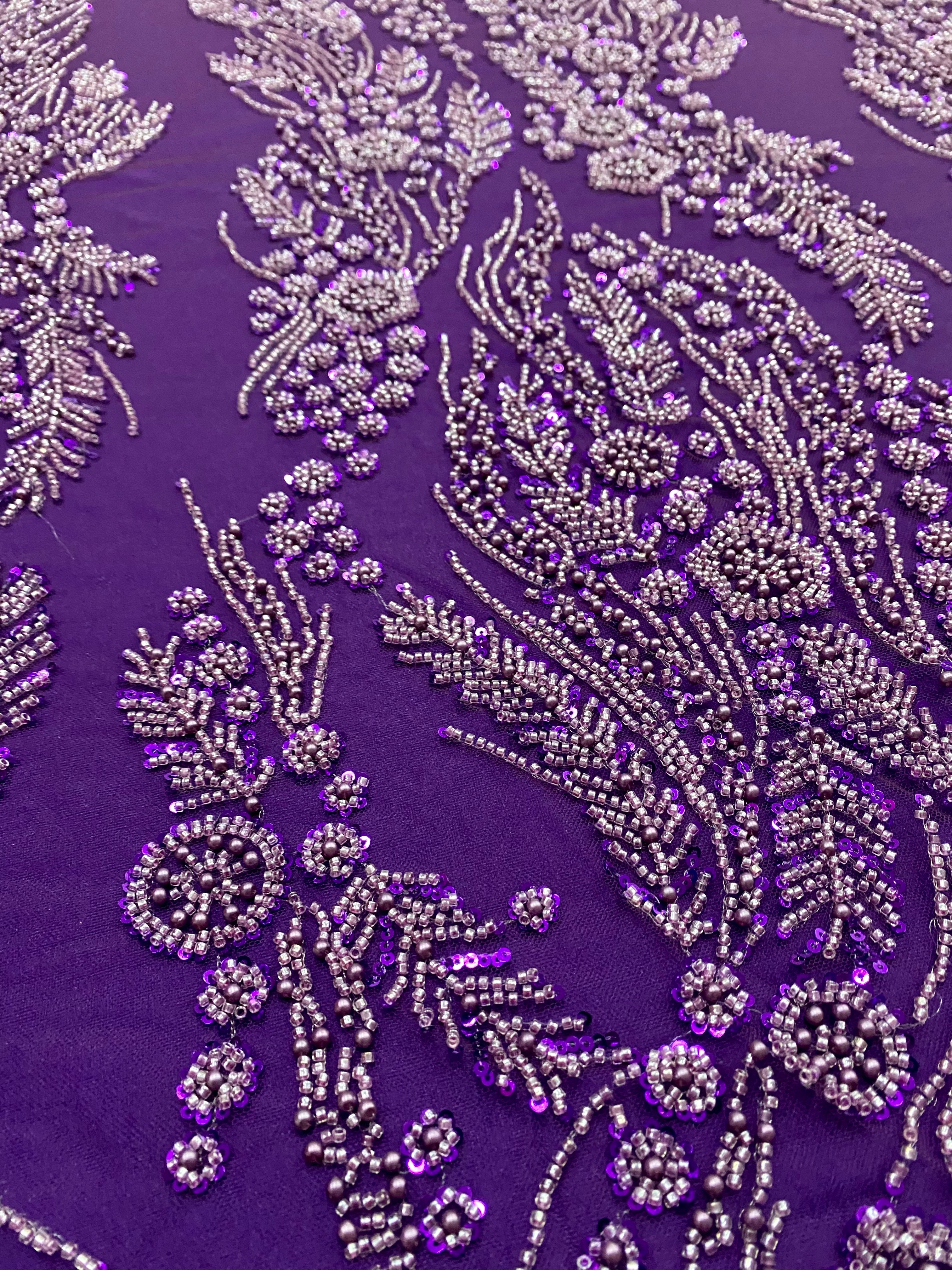 Sötétlila Couture csipke virágmintával, gyöngyökkel, gyöngyöcskékkel és flitterekkel
