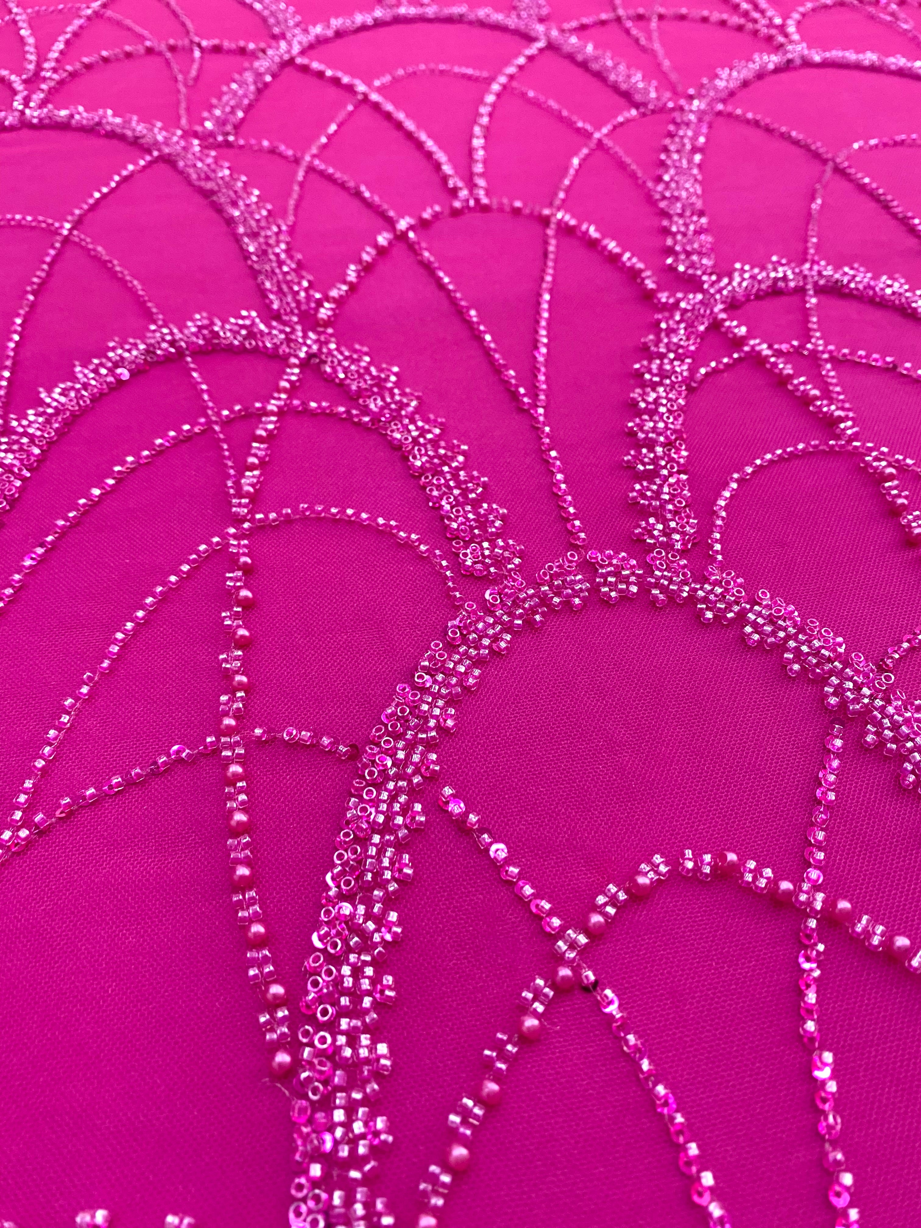 Dantela Couture Fucsia geometriai mintával, gyöngyökkel, gyöngyöcskékkel és flitterekkel