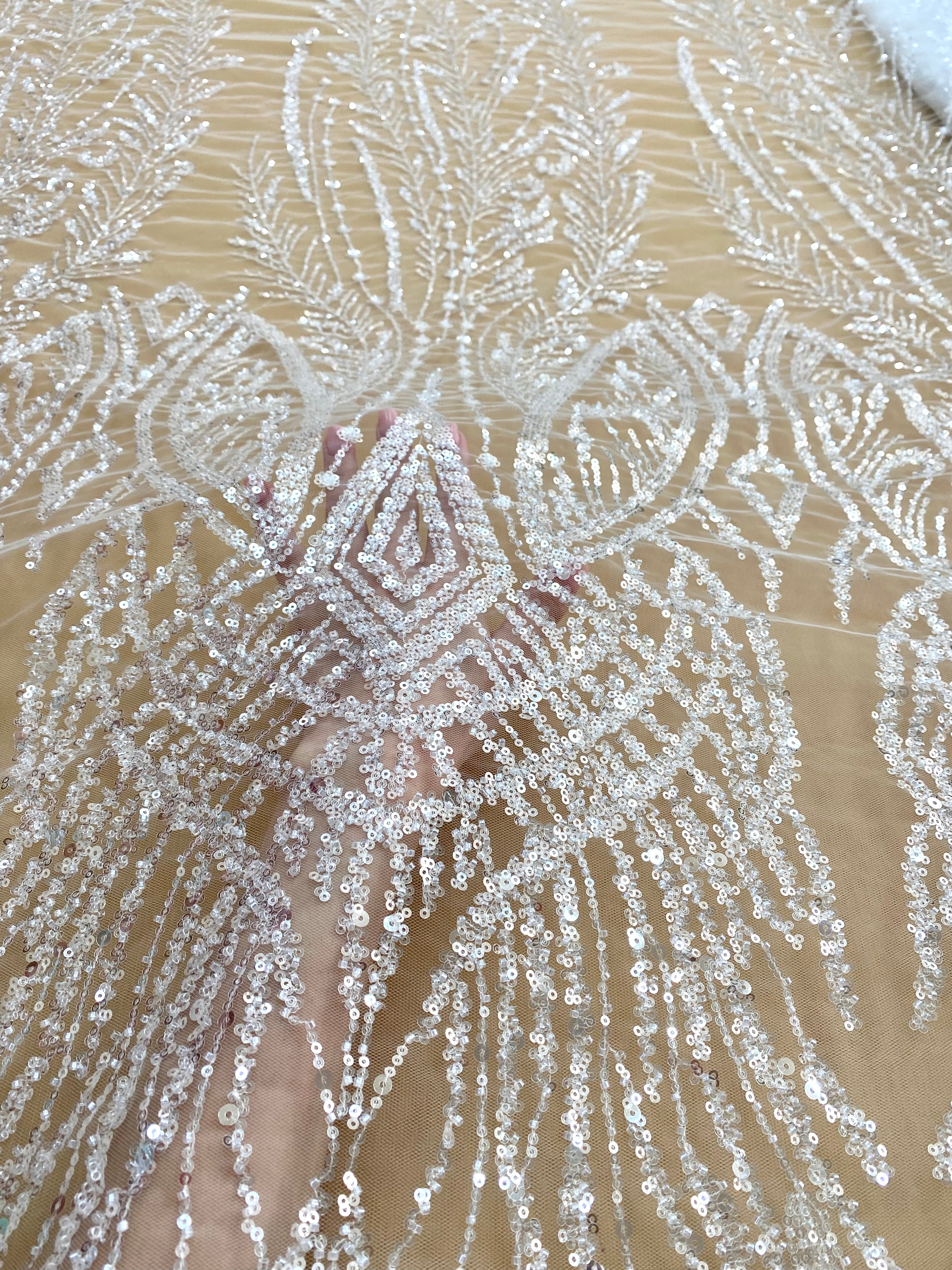 Dantela Couture Diamond geometriai mintával, gyöngyökkel és flitterekkel