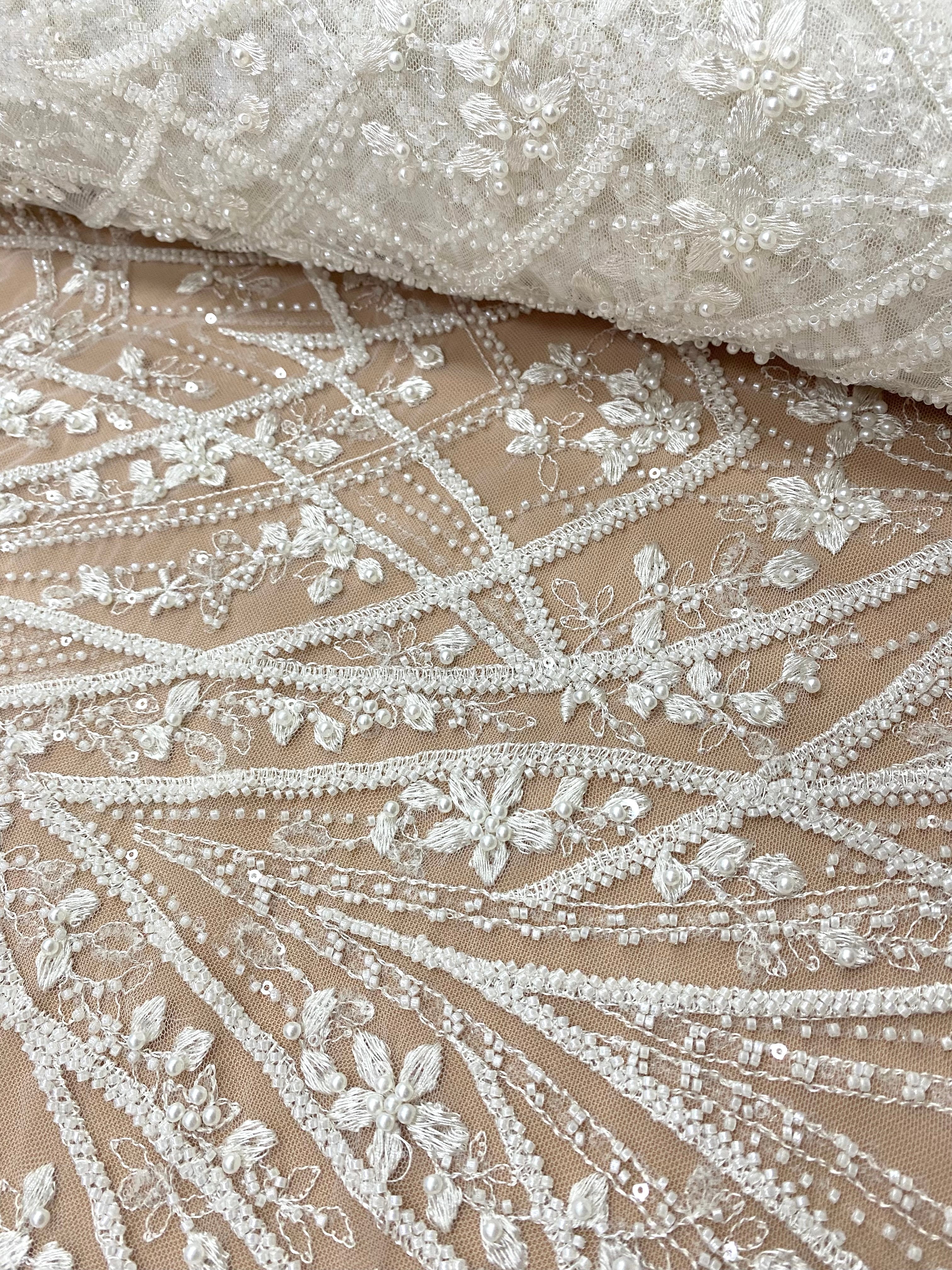 Cupon 1.55 m din Dantela Couture Ivory cu Model Geometric, cu Perle, Margele si Paiete