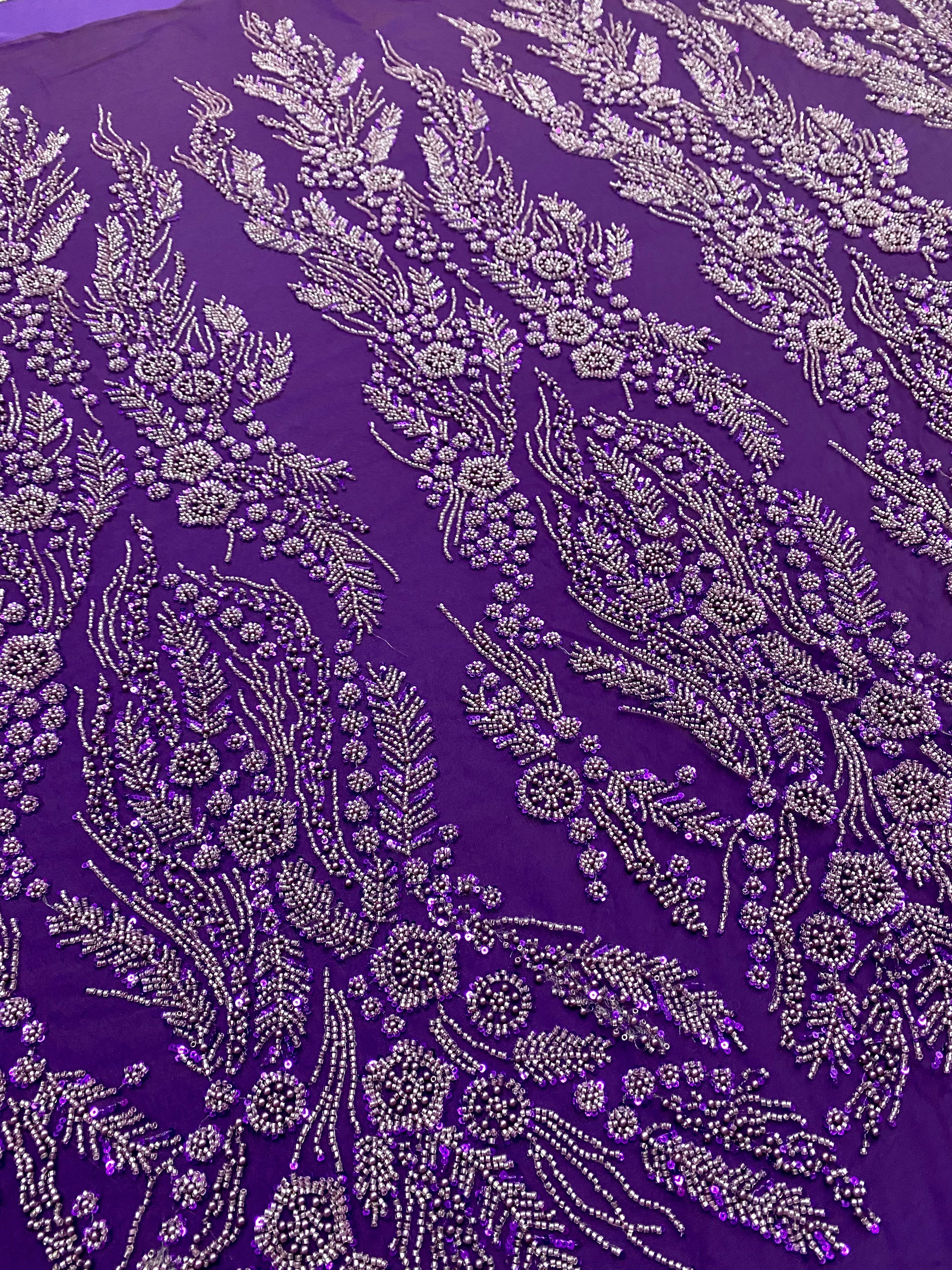 Sötétlila Couture csipke virágmintával, gyöngyökkel, gyöngyöcskékkel és flitterekkel